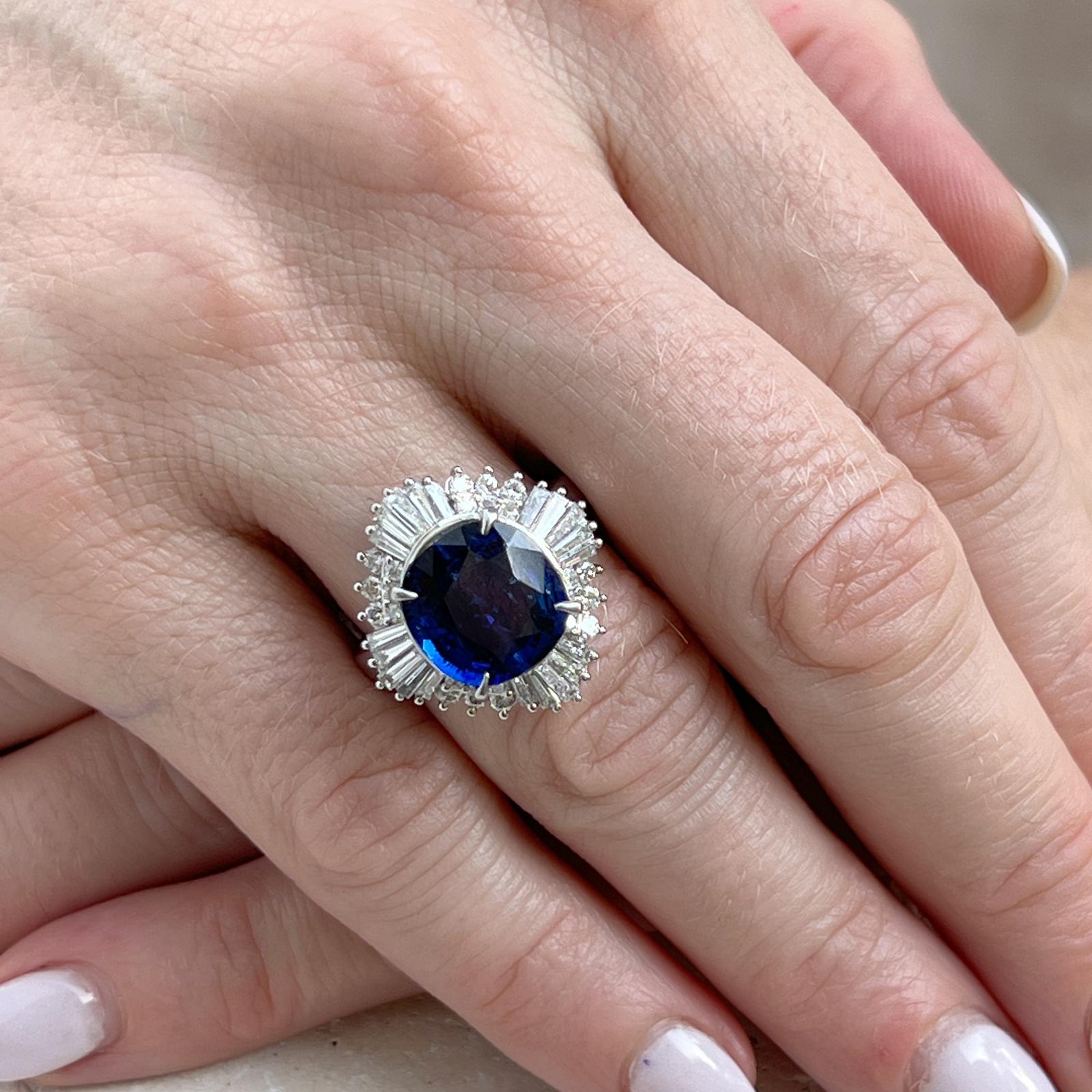 Schöner Saphir-Diamant-Cocktailring aus Platin. Der Ring ist mit einem natürlichen blauen Saphir im Kissenschliff von 4,71 Karat besetzt. Der Saphir ist von der AGL zertifiziert und stammt aus Madagaskar. Der Saphir ist von Diamanten im Rund- und