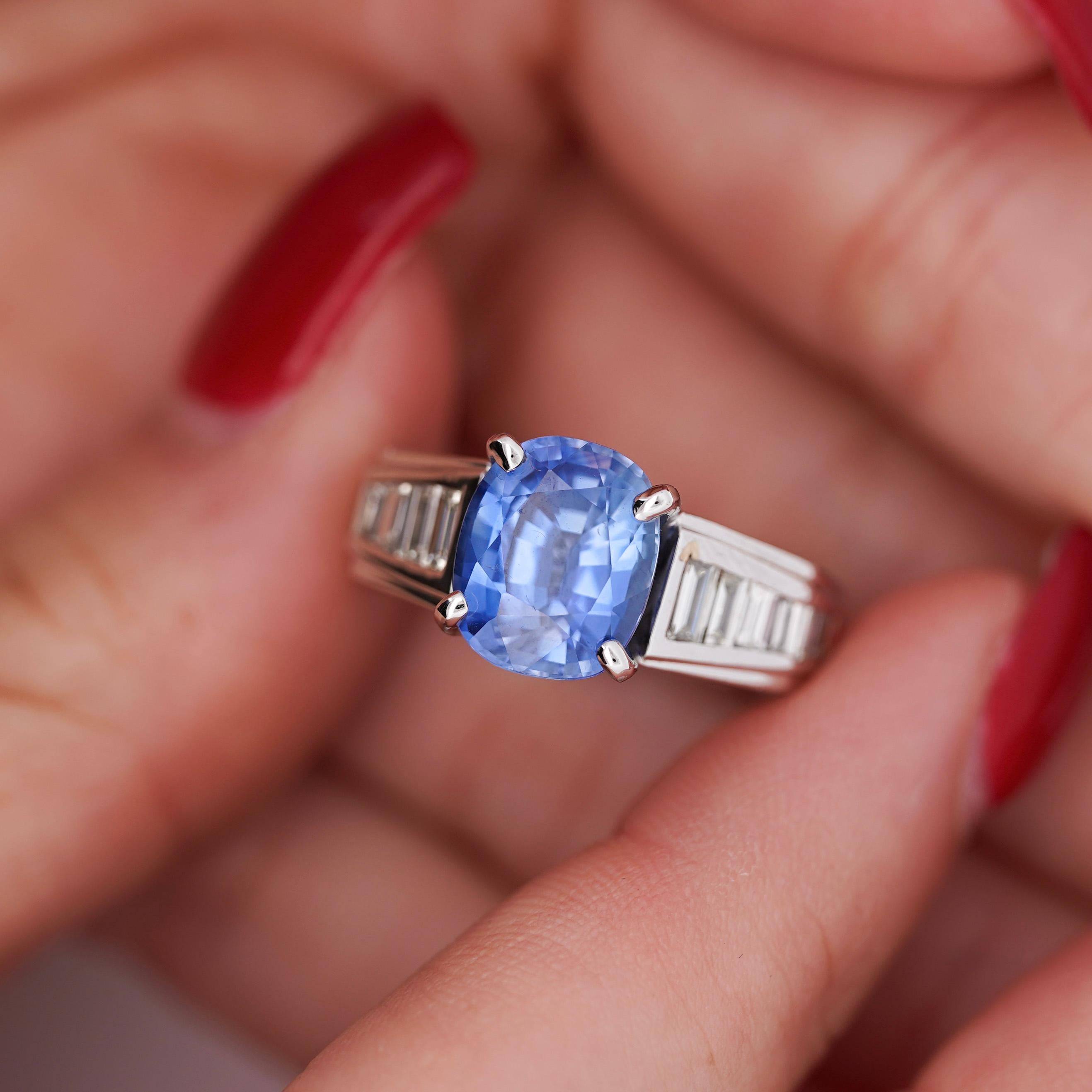 Bague en or blanc 18 carats avec saphir du Sri Lanka de taille ovale de 4,71 carats et diamants en vente 6