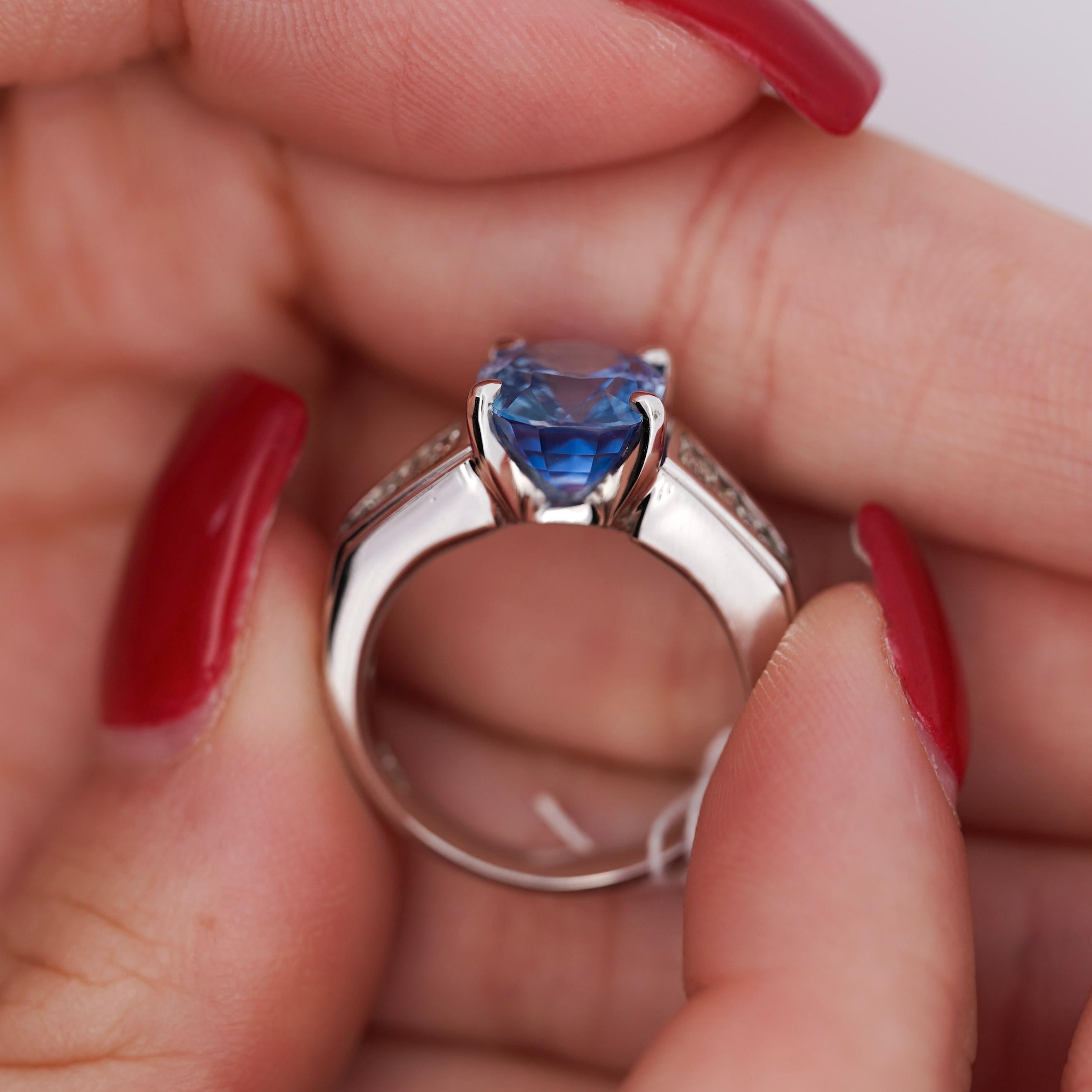 Bague en or blanc 18 carats avec saphir du Sri Lanka de taille ovale de 4,71 carats et diamants en vente 7