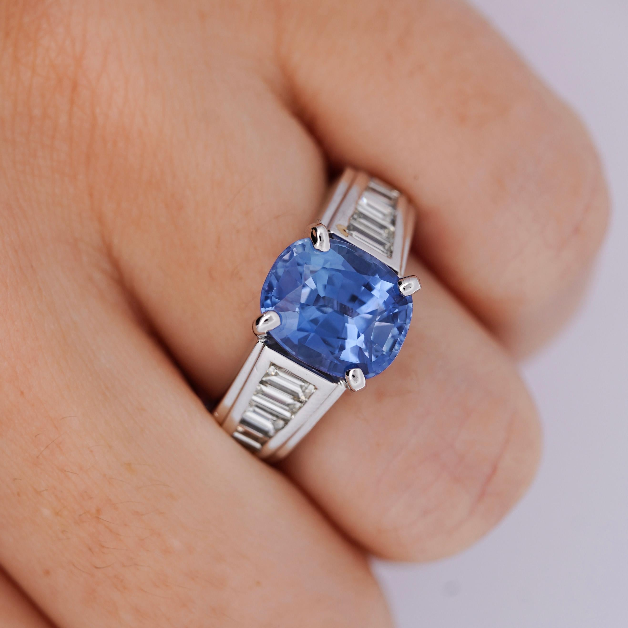 Contemporain Bague en or blanc 18 carats avec saphir du Sri Lanka de taille ovale de 4,71 carats et diamants en vente