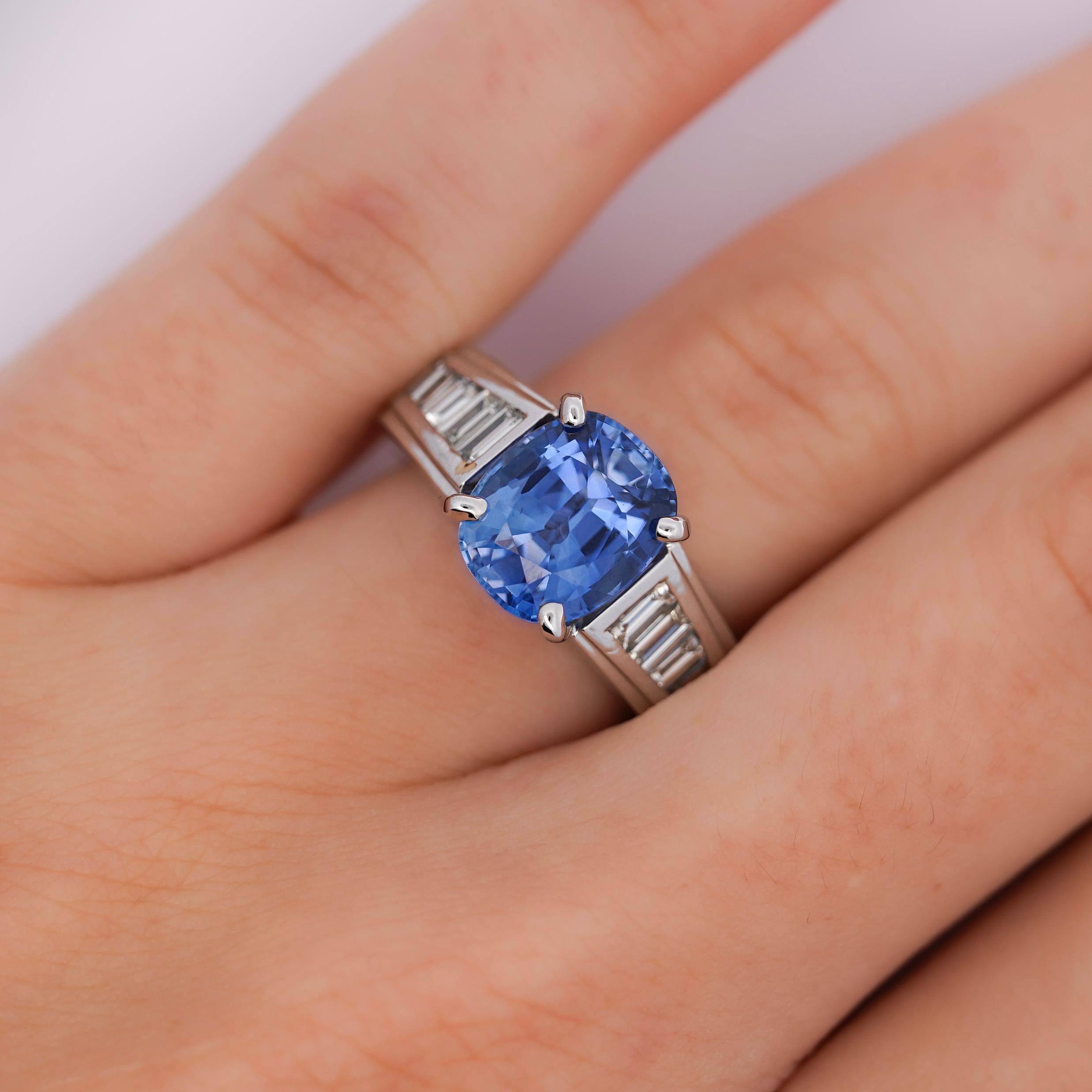 Taille ovale Bague en or blanc 18 carats avec saphir du Sri Lanka de taille ovale de 4,71 carats et diamants en vente