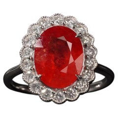 Anello con rubino rosso da 4,71 carati, diamanti a halo e pietre incastonate a grappolo in platino, stile antico