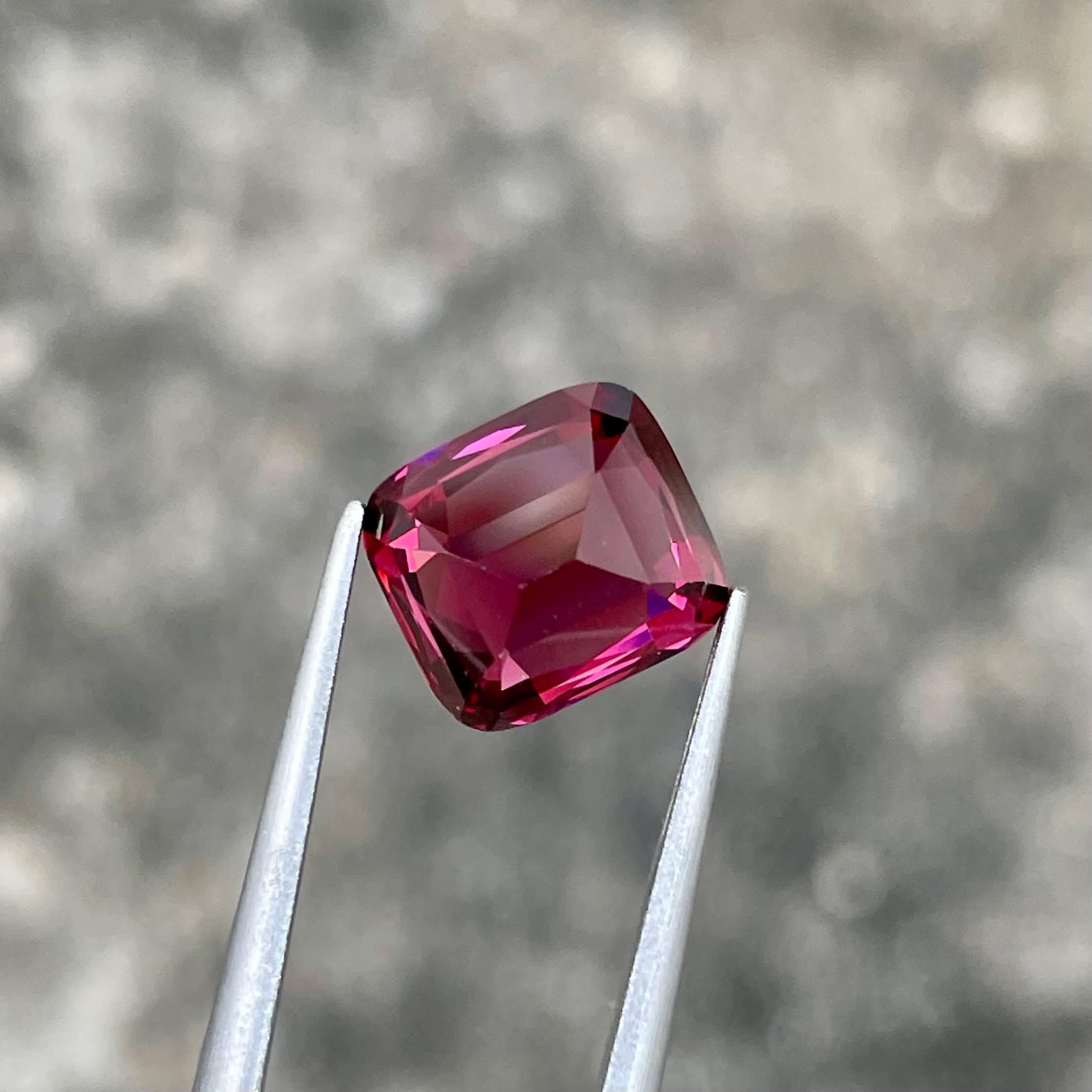 4.71 carats Pinkish Red Garnet Cushion Cut Natural African Gemstone In New Condition In Bangkok, TH
