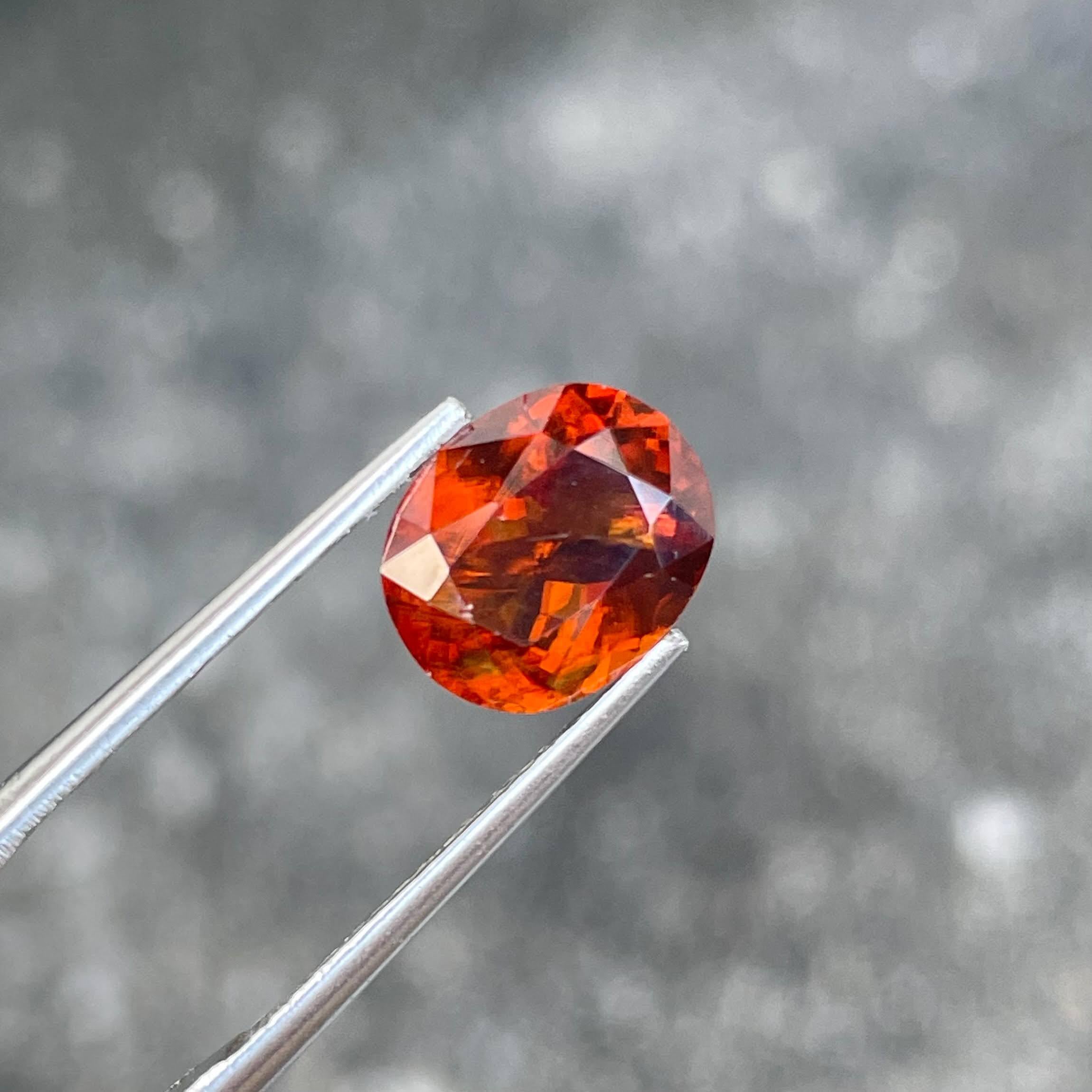 Peso 4,71 quilates 
Dimensiones 9,9x8,2x5,3 mm
Tratamiento ninguno 
Origen Pakistán 
Claridad SI
Forma ovalada 
Corte facetado 


Esta excepcional gema Bestnasita de 4,71 quilates es un raro y cautivador tesoro natural de Pakistán. Tallada por