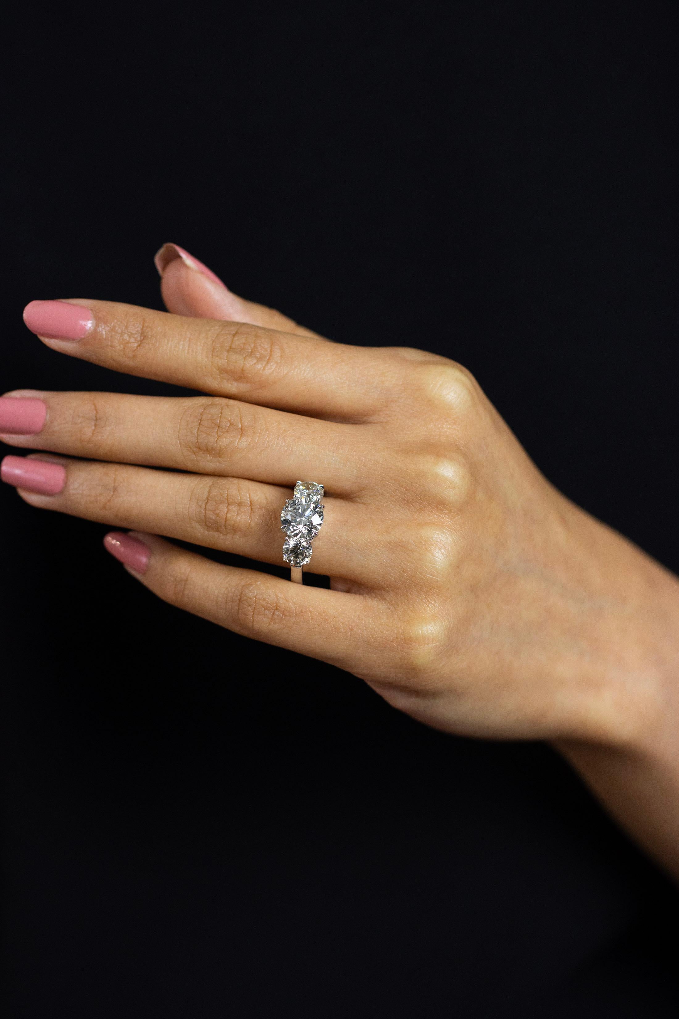 4,71 Karat Rundschliff-Diamant-Verlobungsring mit drei Steinen im Zustand „Neu“ im Angebot in New York, NY