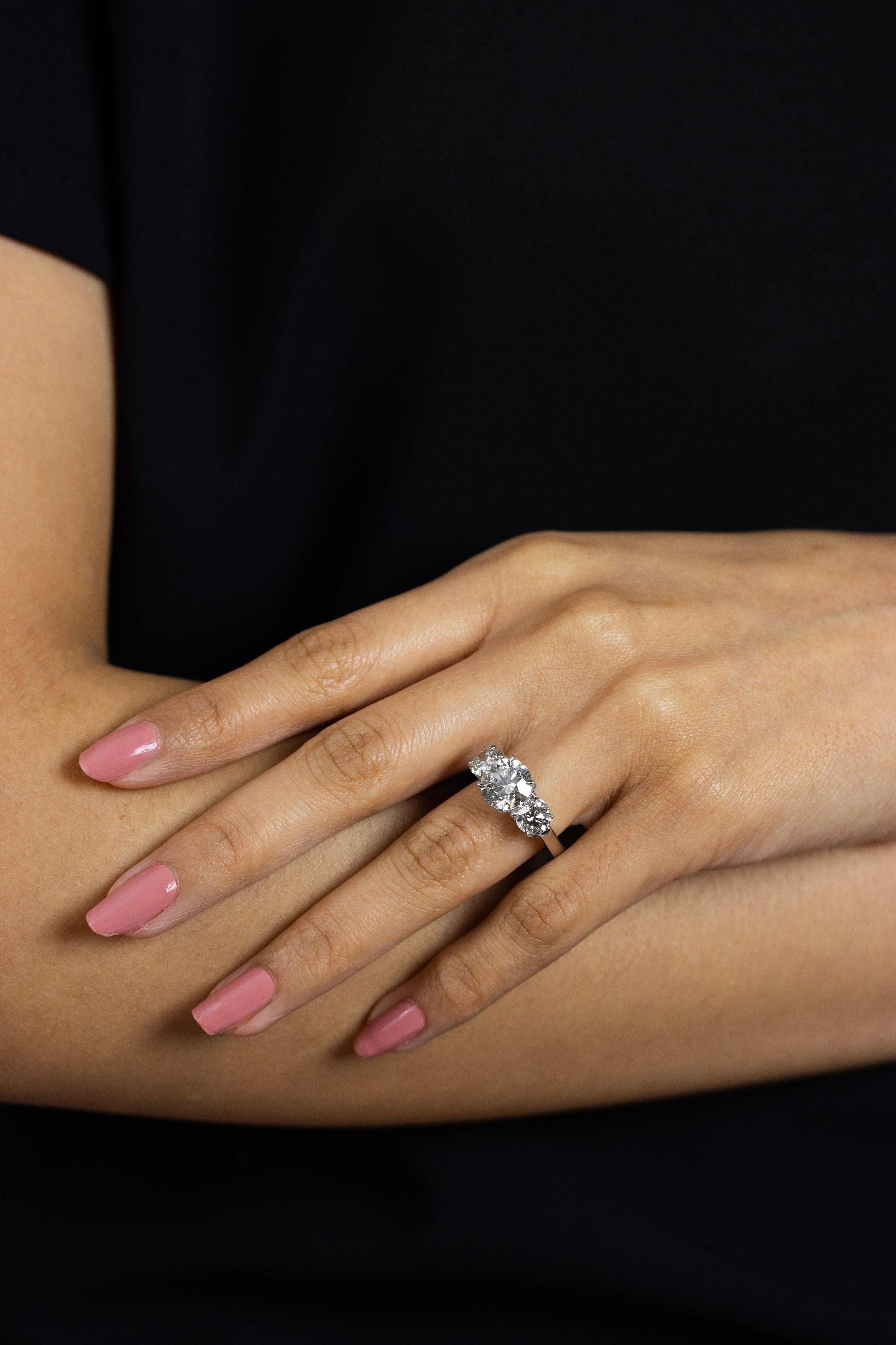 4,71 Karat Rundschliff-Diamant-Verlobungsring mit drei Steinen Damen im Angebot