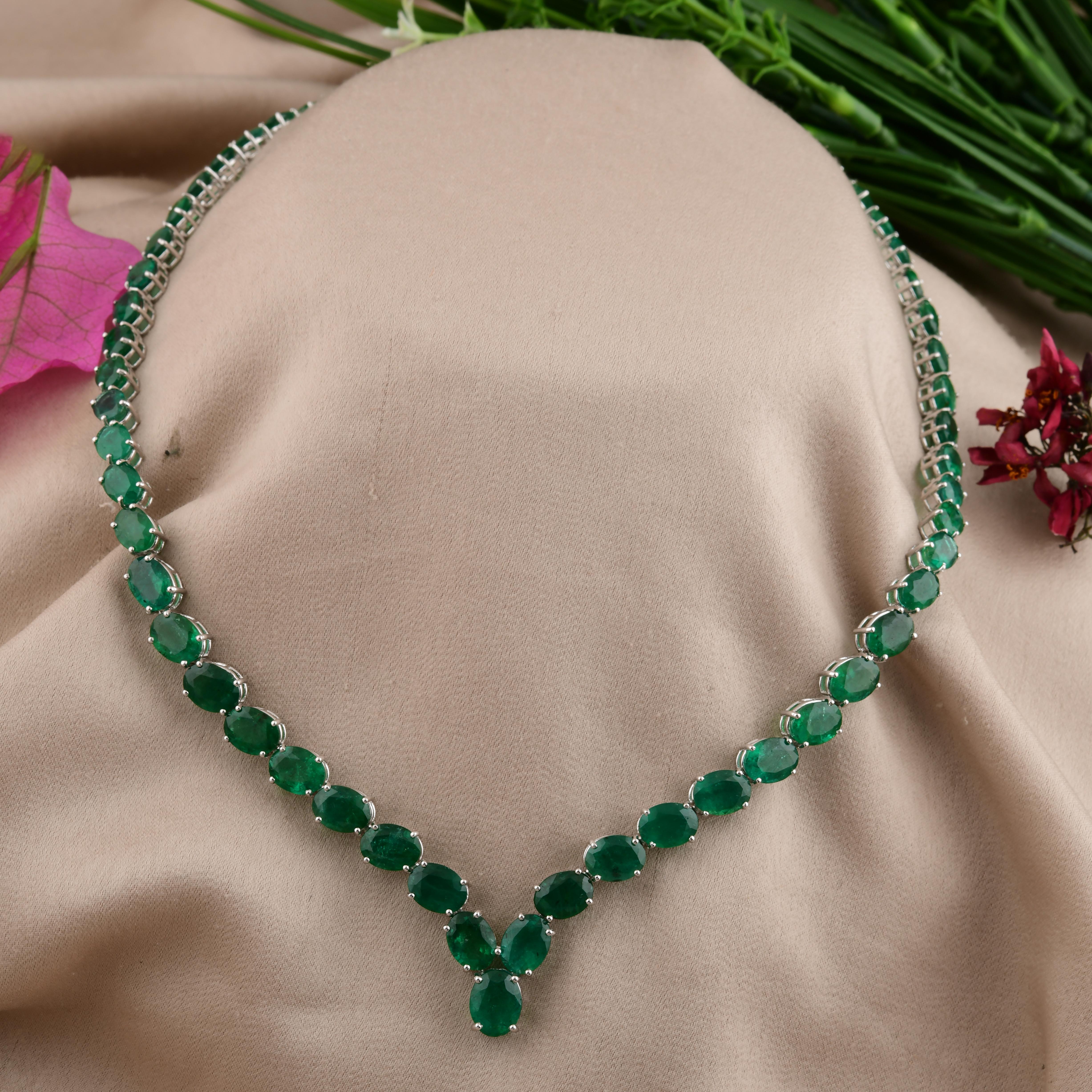 Collar de Esmeralda de Zambia de 47,19 quilates, forma ovalada, oro blanco de 18 quilates en Nuevo estado para la venta en Diera, Dubai