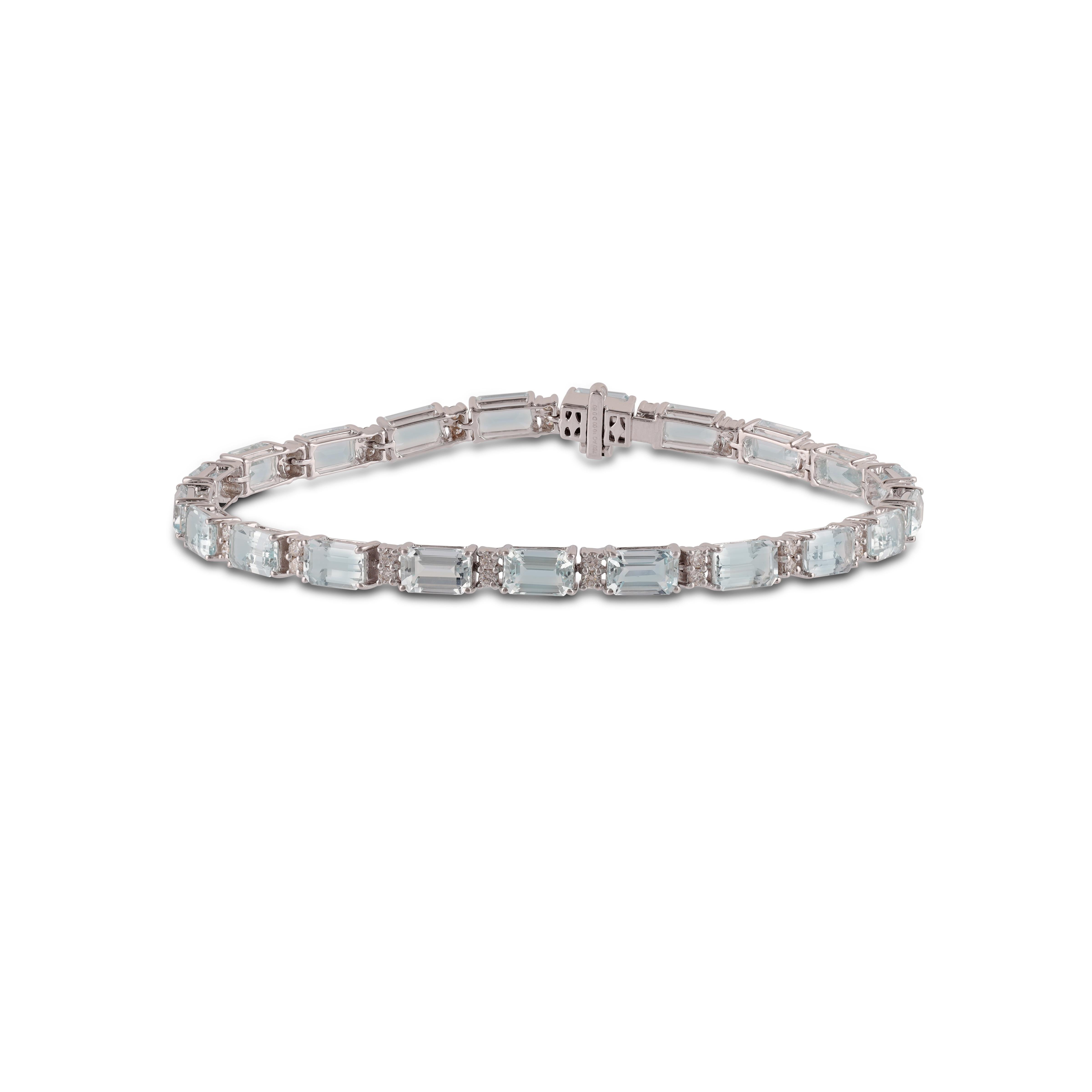 Contemporary 4.72 Carat Aquamarine & Diamond Bracelet Studded in 18 Karat White Gold For Sale