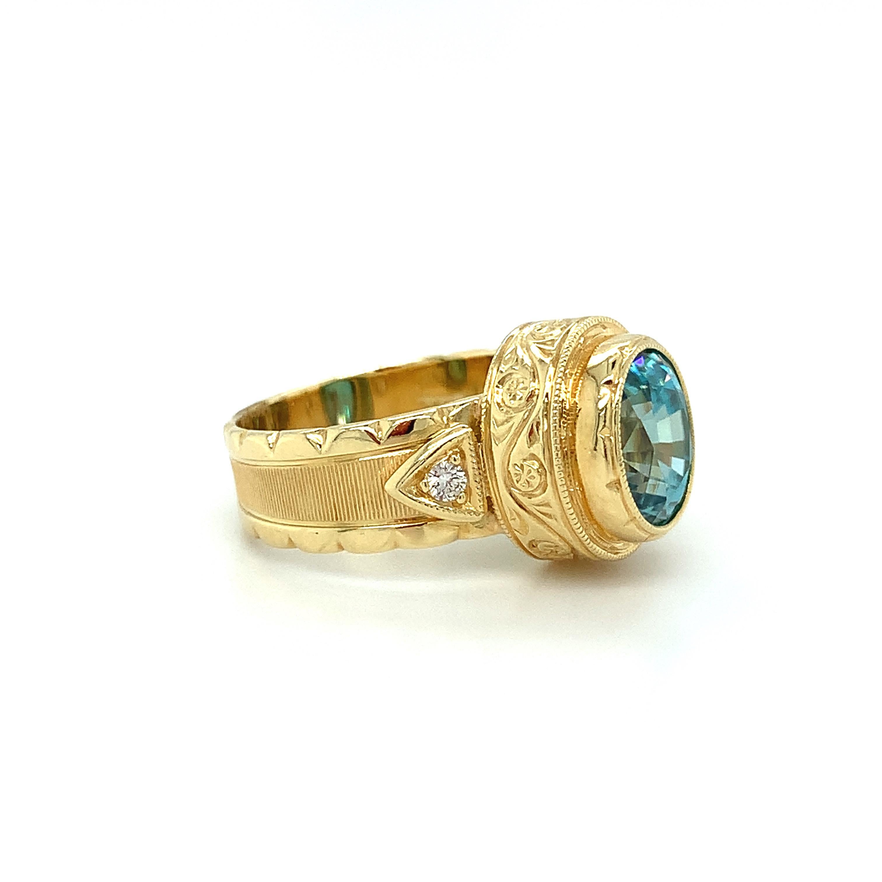Bague à anneau gravée à la main en or jaune 18 carats avec zircon bleu de 4,72 carats   Unisexe en vente