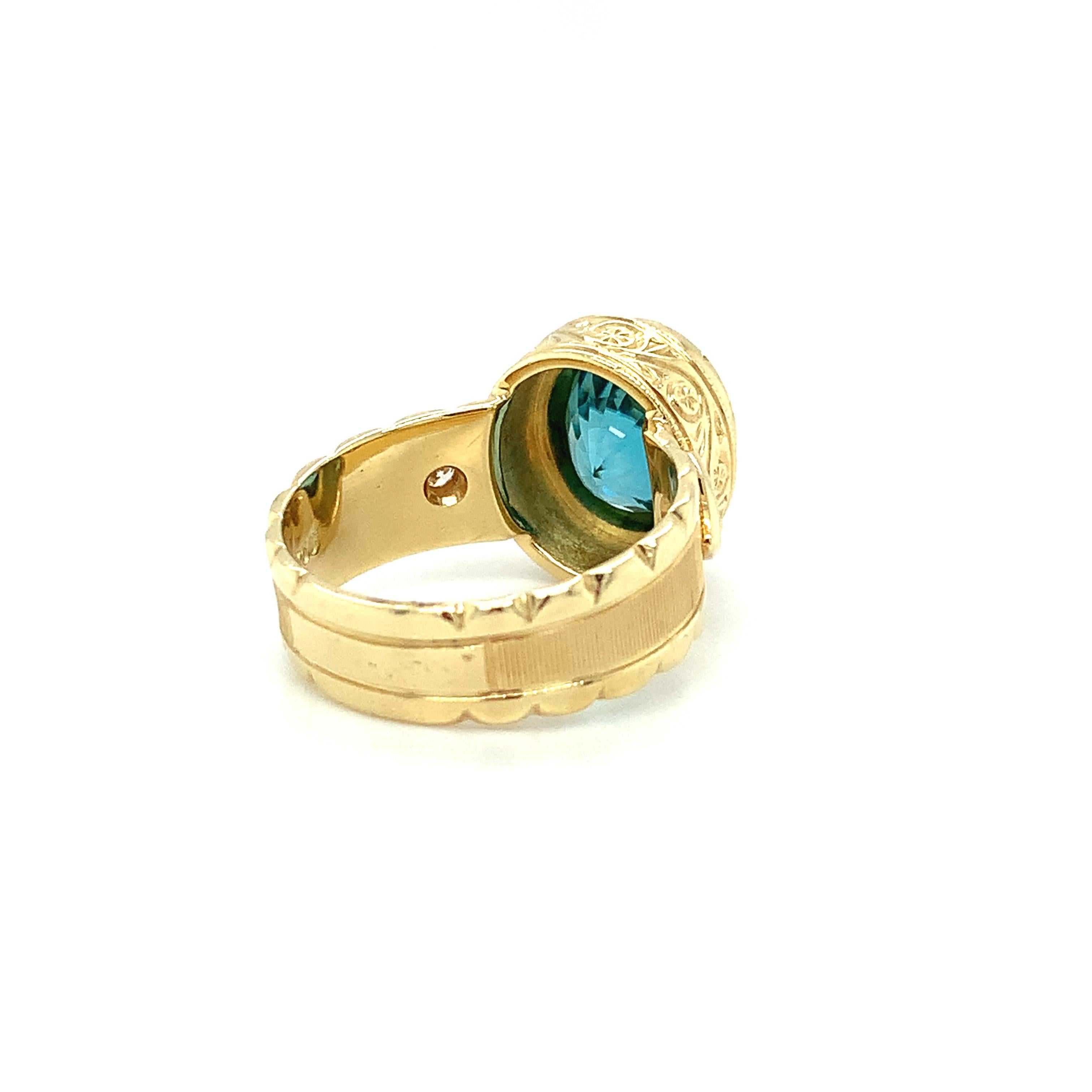 Bague à anneau gravée à la main en or jaune 18 carats avec zircon bleu de 4,72 carats   en vente 2