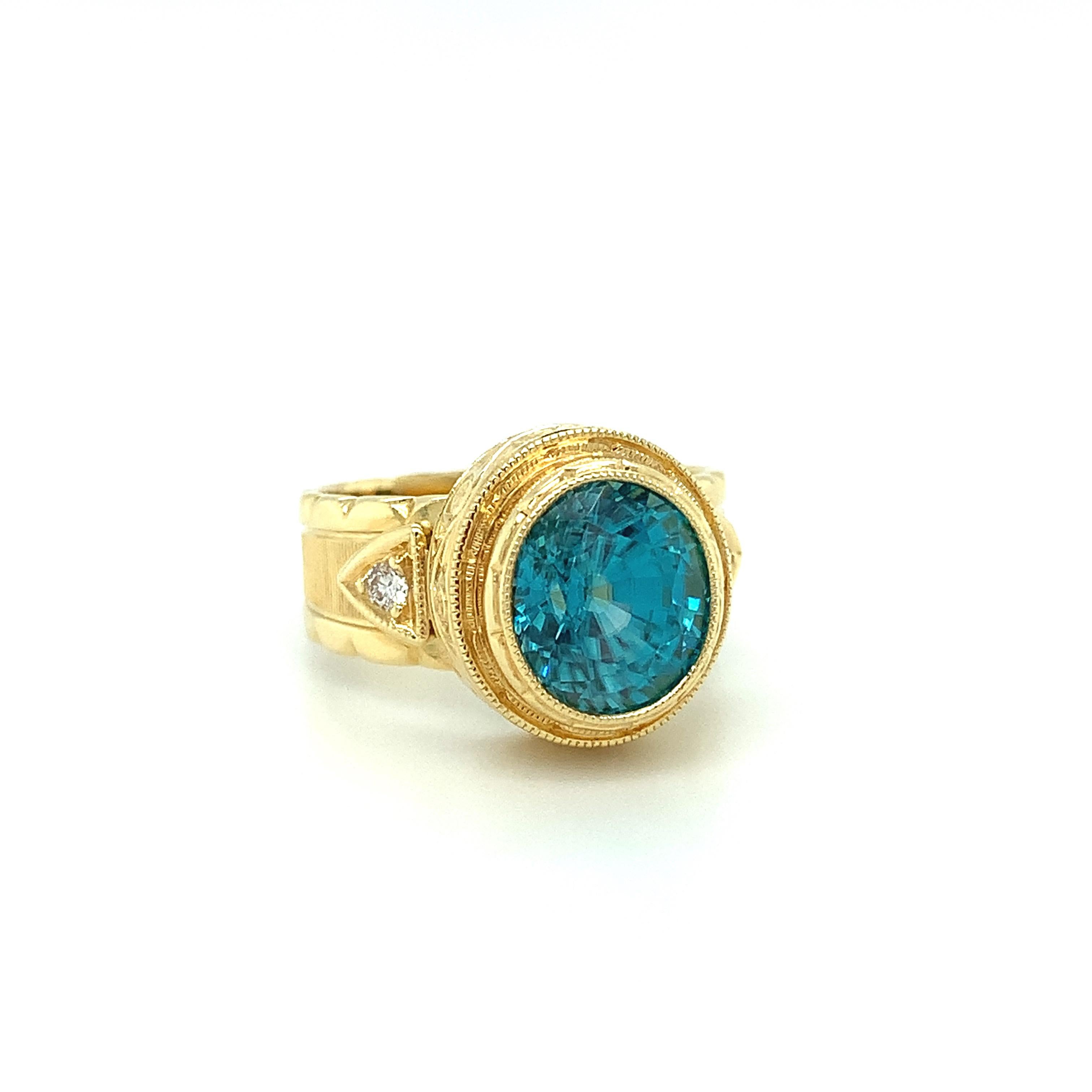 Artisan Bague à anneau gravée à la main en or jaune 18 carats avec zircon bleu de 4,72 carats   en vente