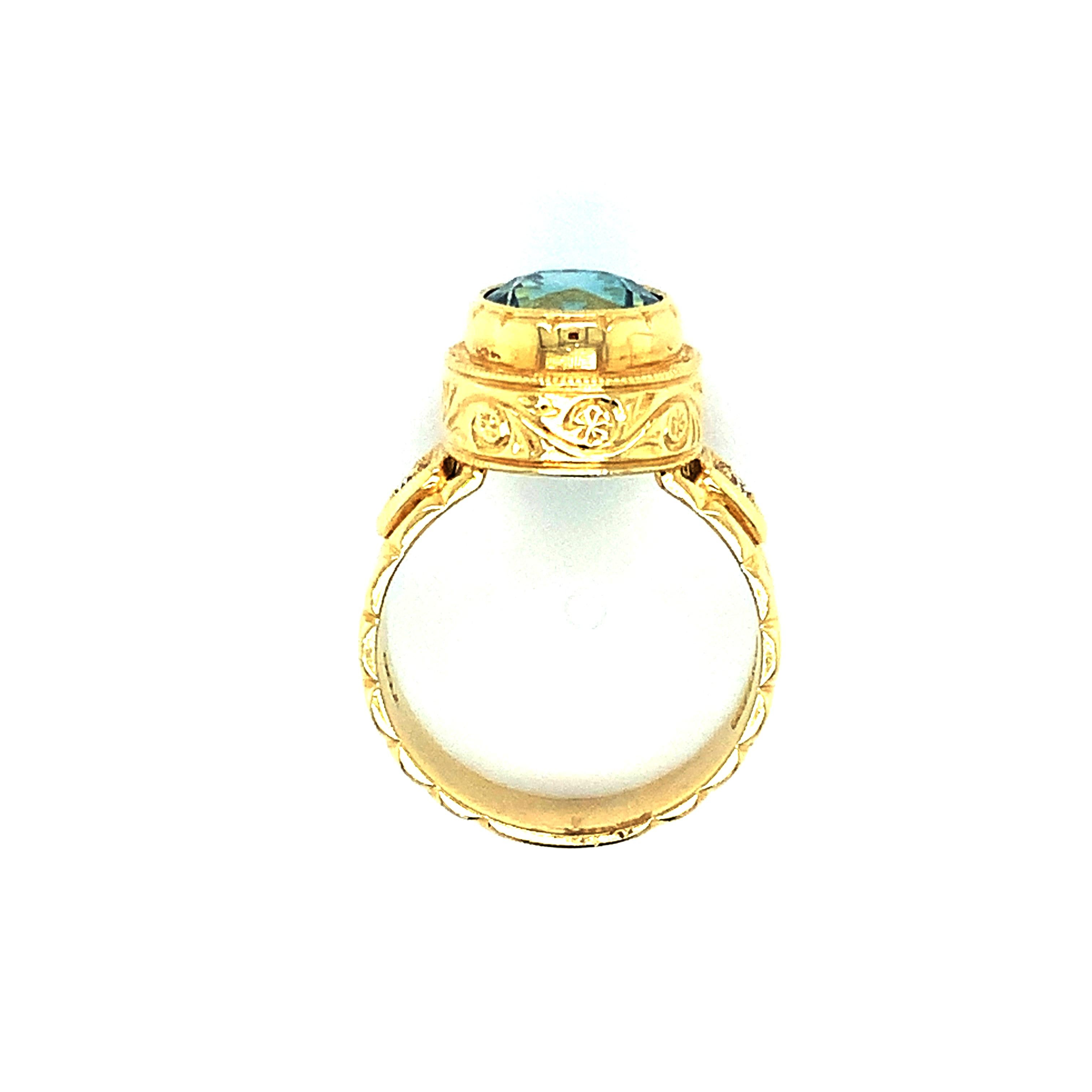 Bague à anneau gravée à la main en or jaune 18 carats avec zircon bleu de 4,72 carats   en vente 3