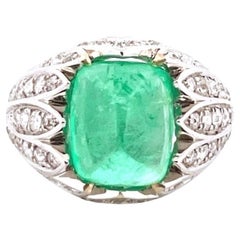 Bague en or blanc 18 carats, émeraude colombienne taillée en pain de sucre et diamants 4,72 carats