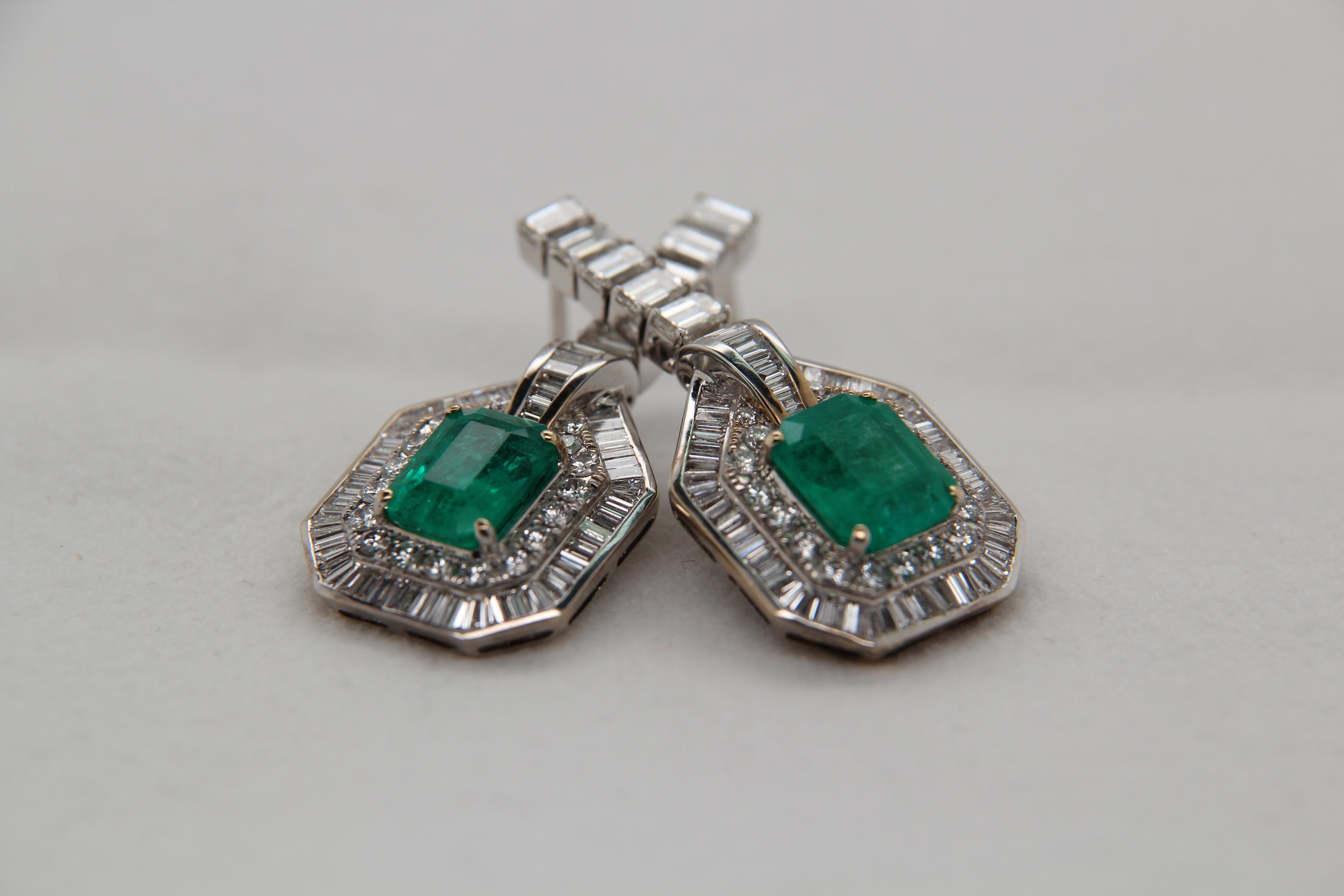Women's or Men's 4.72 Carat Emerald and Diamond Earring in 18 Karat Gold For Sale