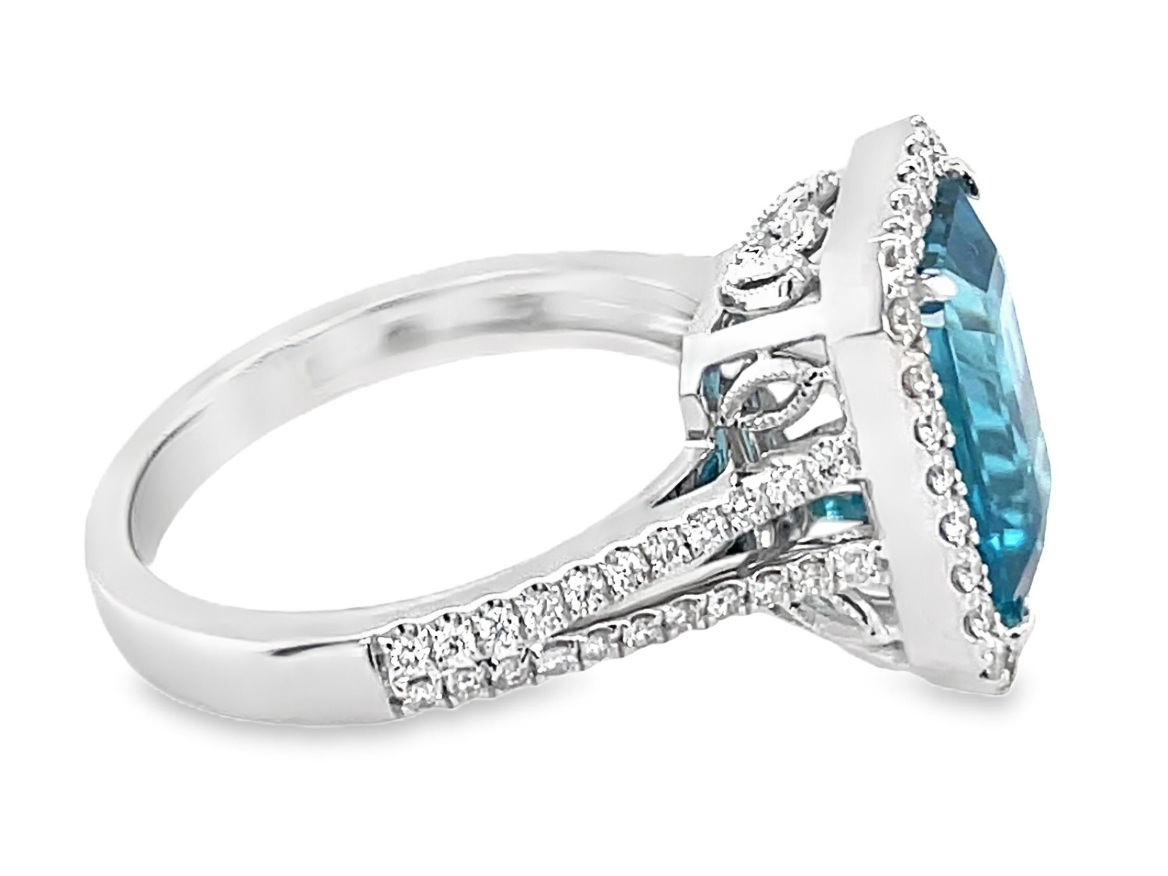 Taglio smeraldo Anello da cocktail in oro bianco con diamante e zircone blu taglio smeraldo da 4,72 carati in vendita