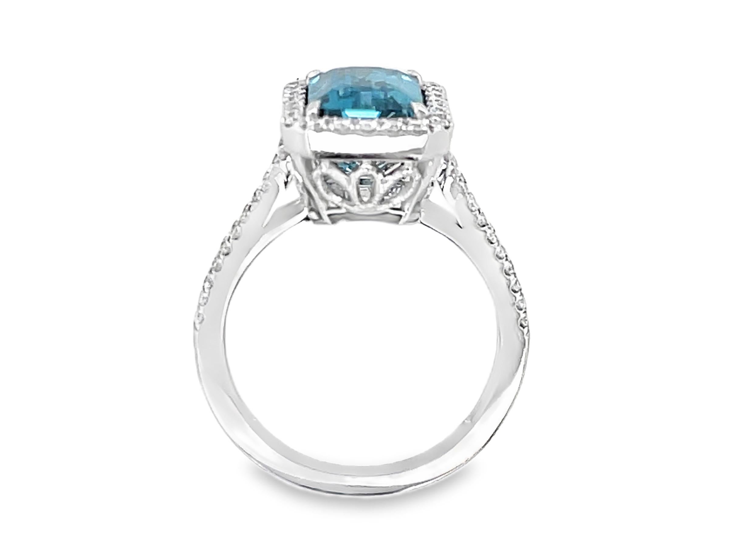 Anello da cocktail in oro bianco con diamante e zircone blu taglio smeraldo da 4,72 carati In condizioni Nuovo in vendita a Great Neck, NY