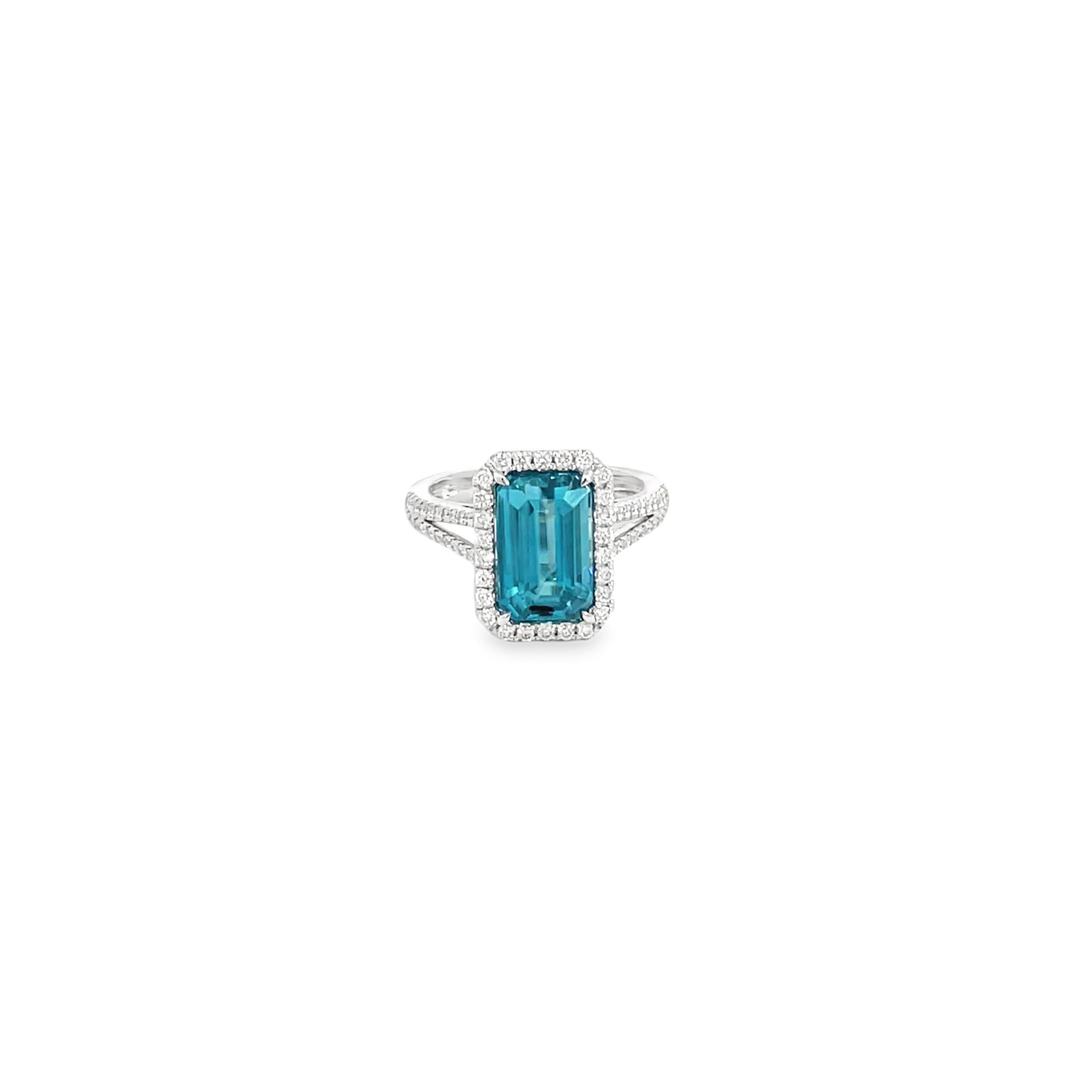 Donna Anello da cocktail in oro bianco con diamante e zircone blu taglio smeraldo da 4,72 carati in vendita