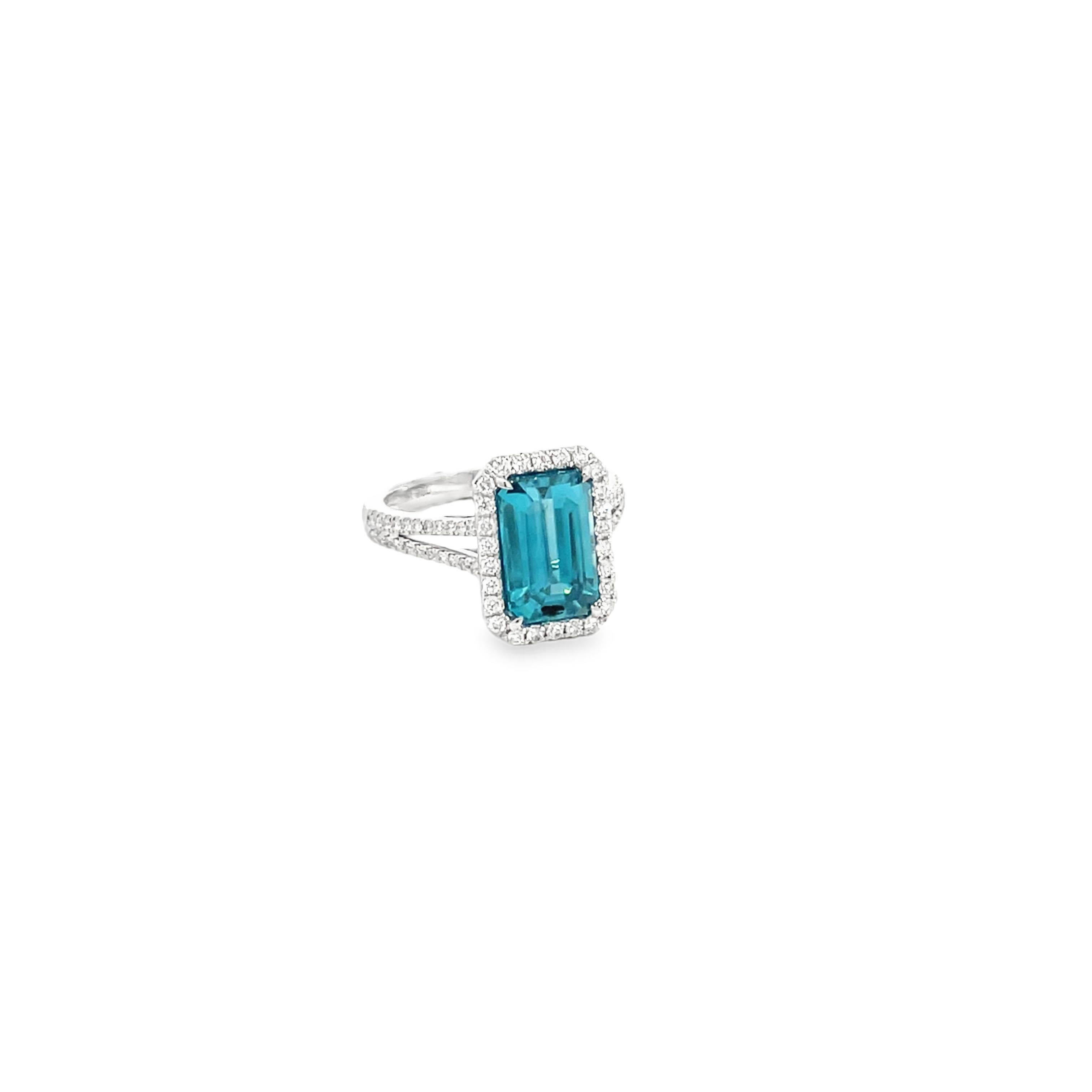 Anello da cocktail in oro bianco con diamante e zircone blu taglio smeraldo da 4,72 carati in vendita 1