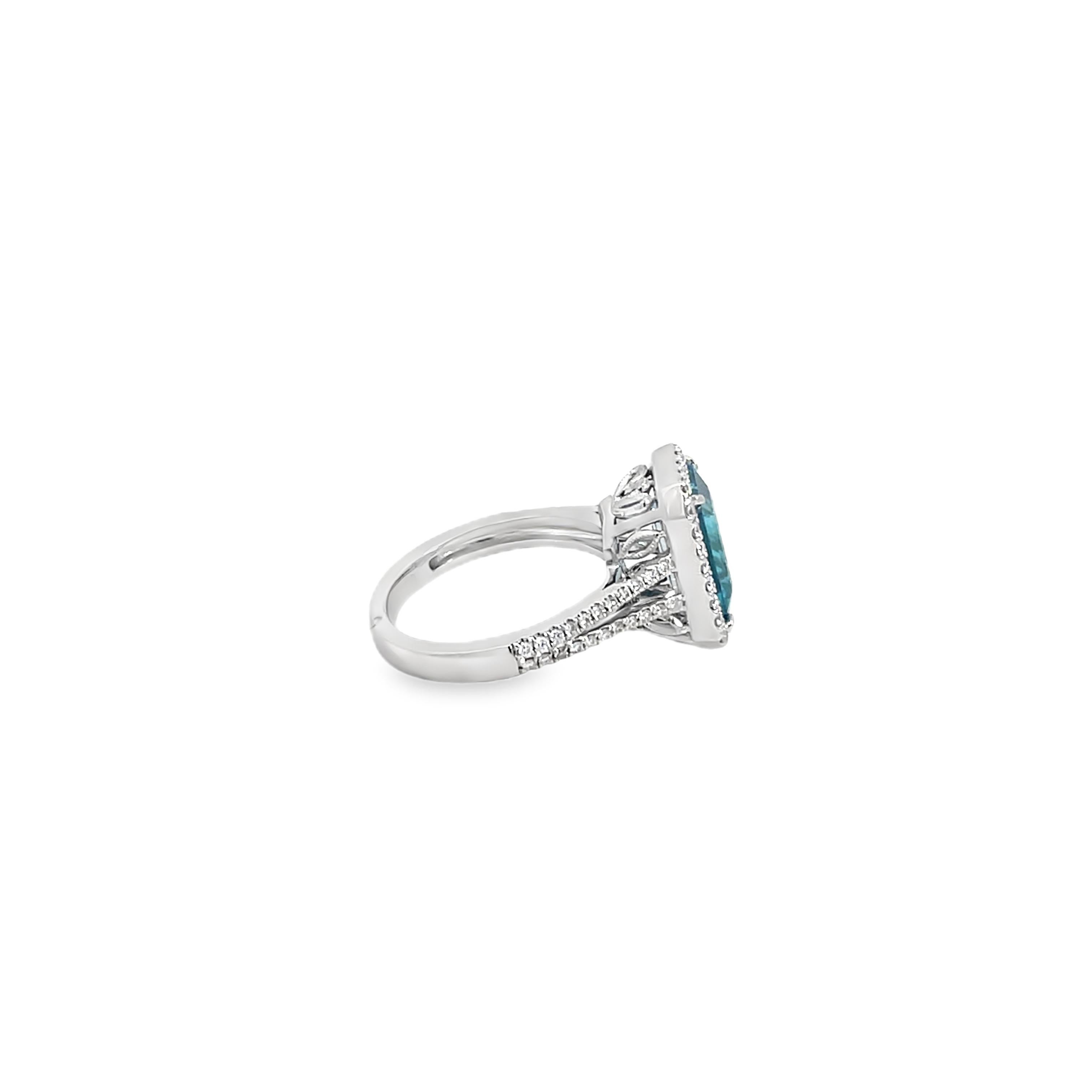 Anello da cocktail in oro bianco con diamante e zircone blu taglio smeraldo da 4,72 carati in vendita 2