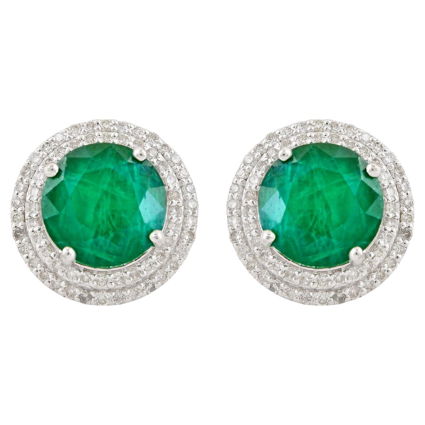 Clous d
oreilles en or blanc 18 carats avec émeraude de 4,72 carats et diamants 0,52 carat pavés