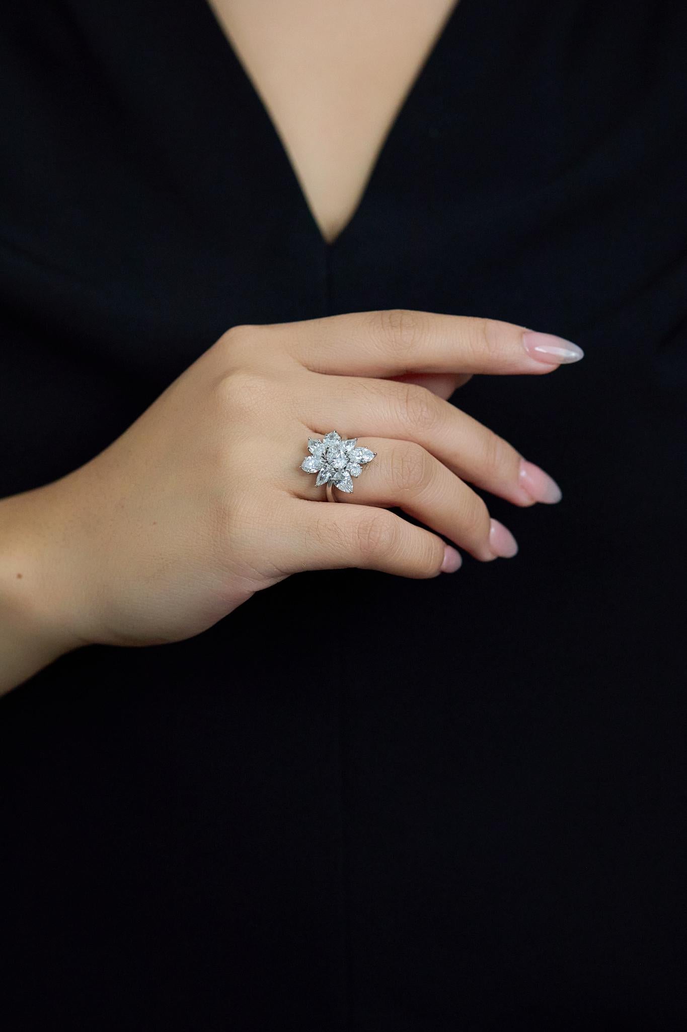 Anillo de racimo floral de diamantes talla mixta de 4,72 quilates en platino Contemporáneo en venta