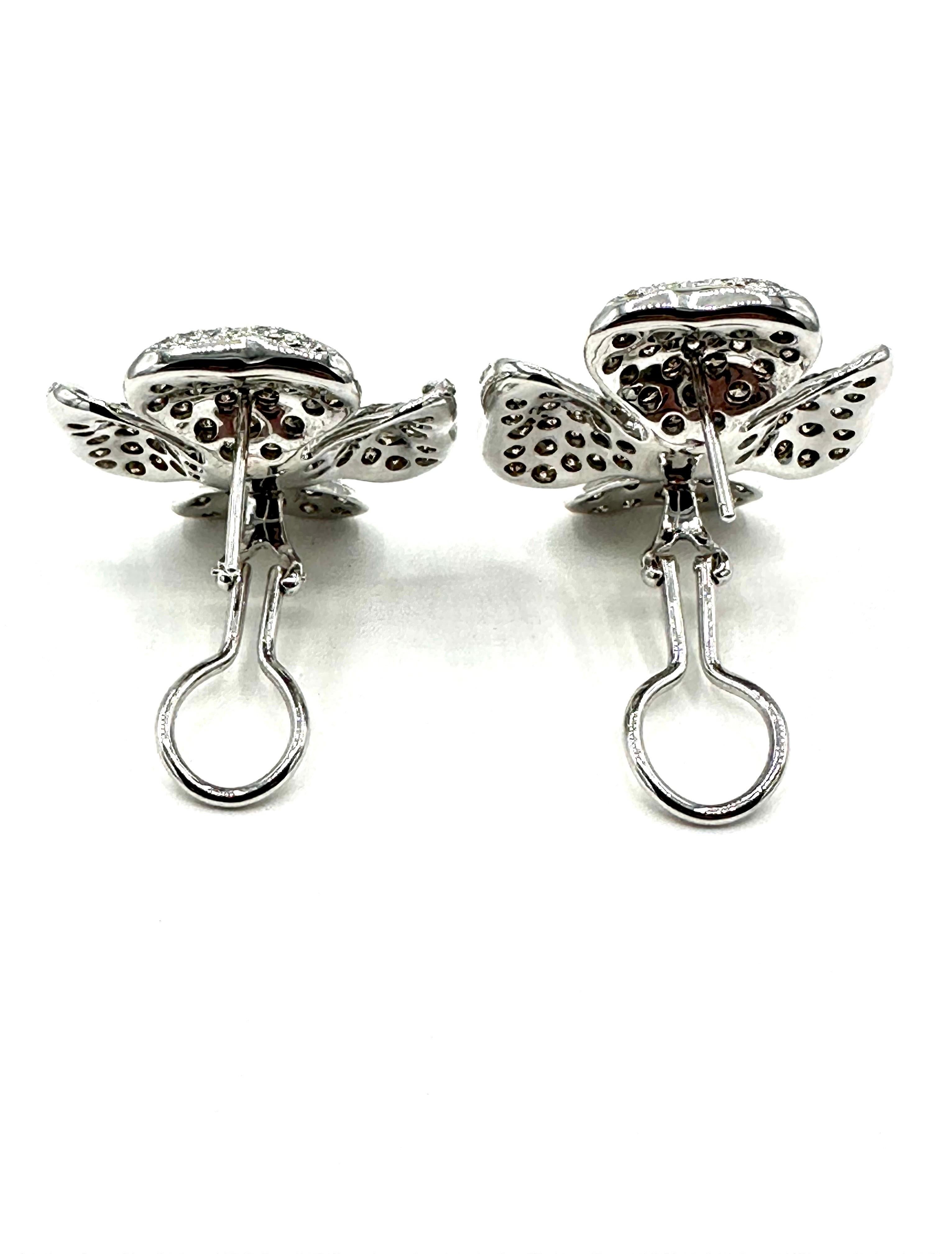 Round Cut 4.72 Carats Round Brilliant Cognac and White Diamonds Gold Dogwood Earrings For Sale