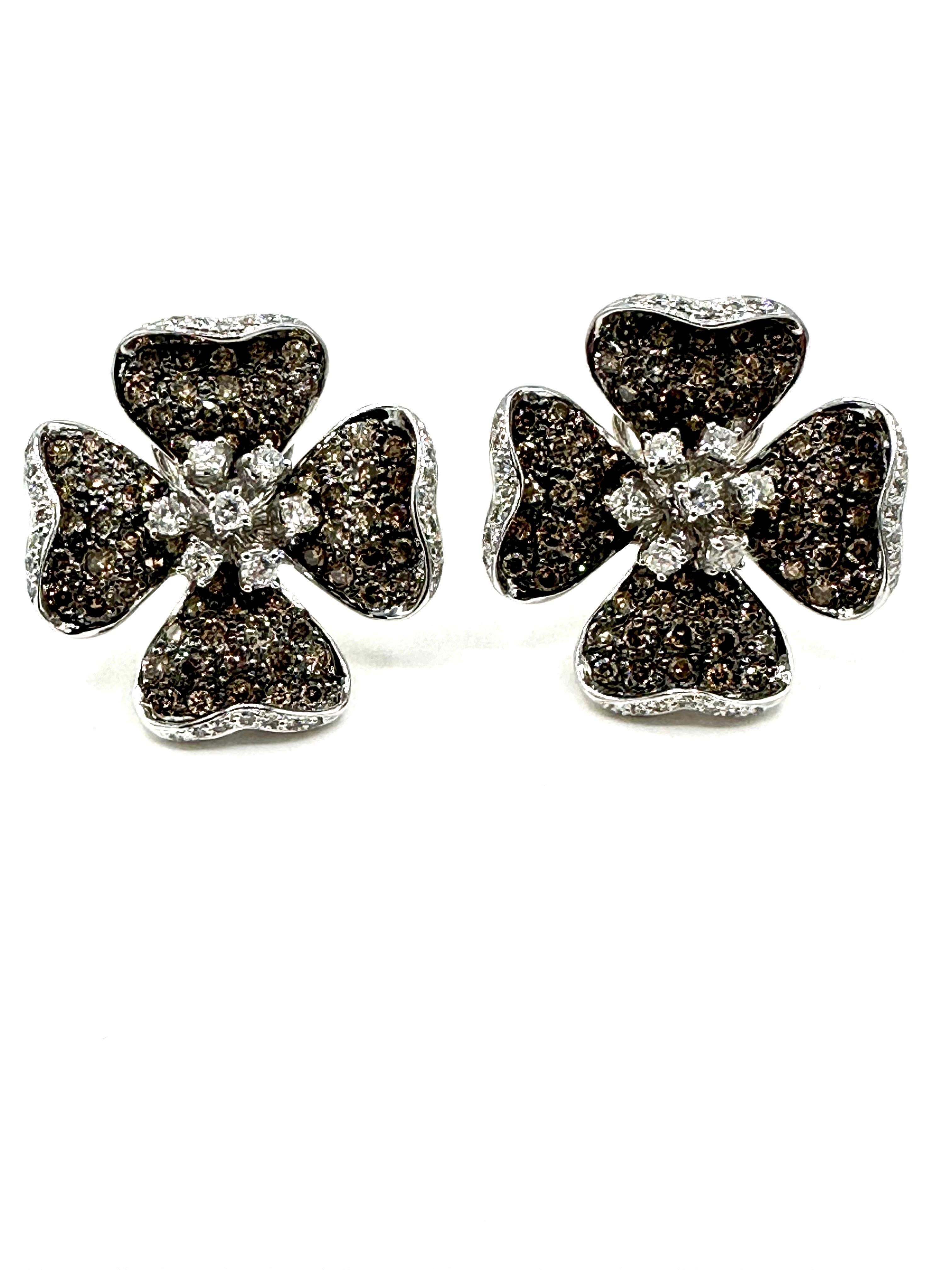 4.72 Carats Round Brilliant Cognac and White Diamonds Gold Dogwood Earrings In Excellent Condition For Sale In Chevy Chase, MD