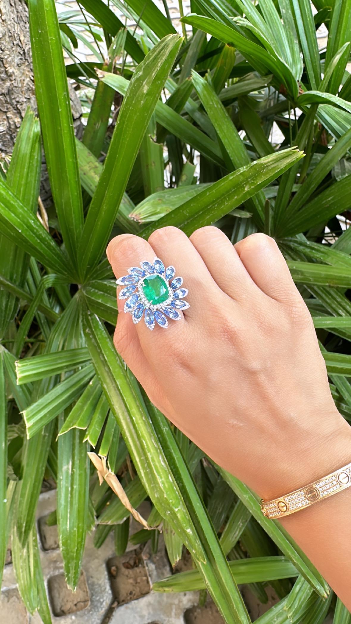 Women's or Men's 4.72 carats, Zambian Emerald, Blue Sapphires & Diamonds Cocktail Ring
