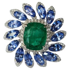 4,72 Karat, sambischer Smaragd, blauer Saphir und Diamanten Cocktail-Ring