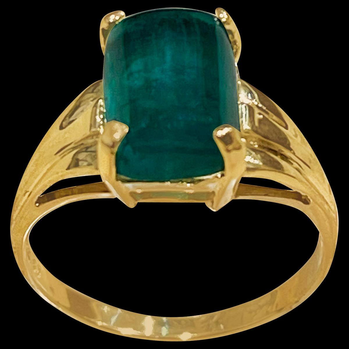 Ein klassischer Cocktail-Ring 
Großformat Smaragd  cabochon ca. 4,72  Ct Zuckerhut-Cabochon Smaragd , Estate ohne Farbverstärkung. 
Gold: 14 Karat Gelb  gold ,
Gewicht: 3,7 Gramm mit Stein 
schlichter Ring, kein Klunker 
Smaragd: 4.72  Karat