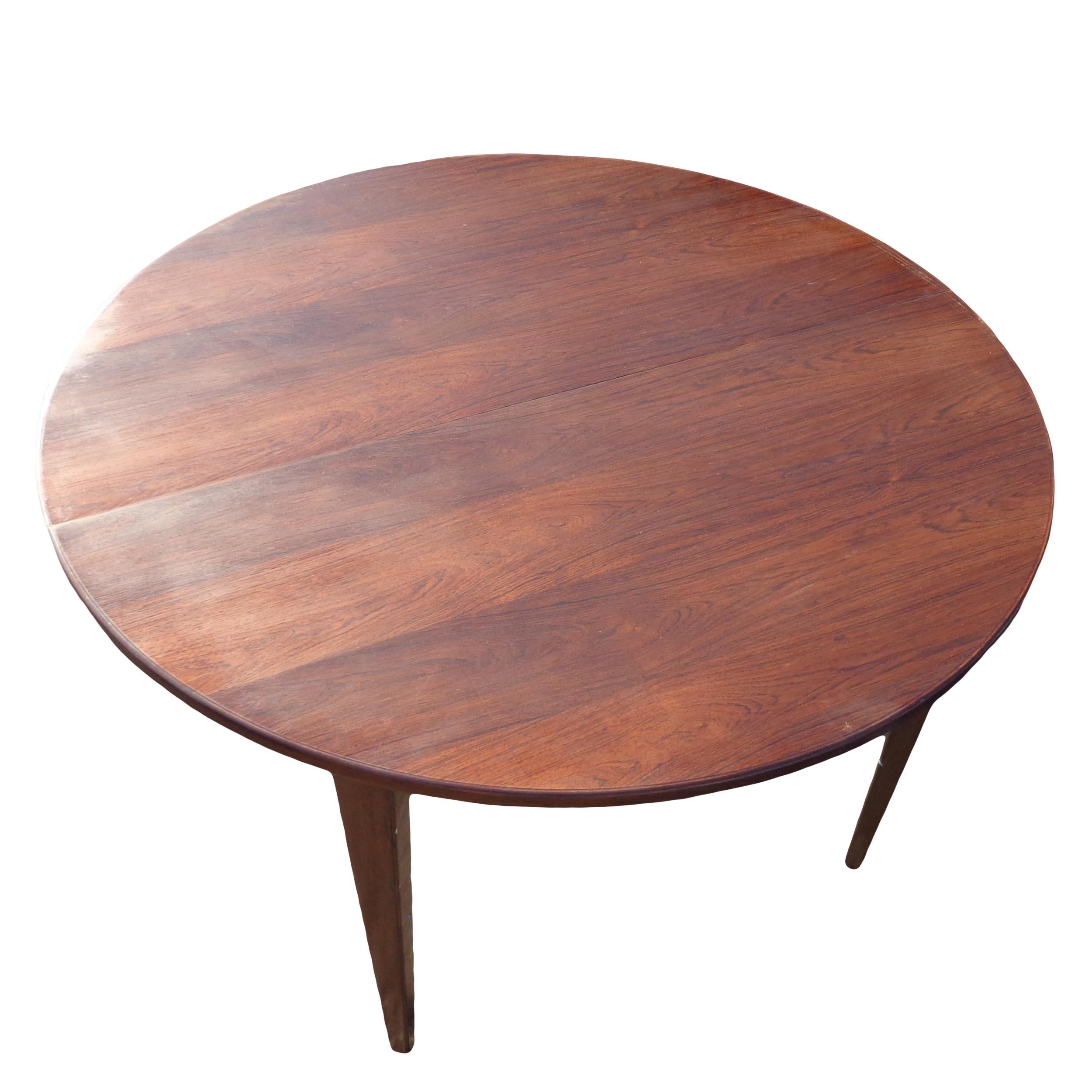 Runder Esstisch aus dänischem Palisanderholz

Dieser runde Tisch wird Hans Olsen zugeschrieben und misst 47,25? im Durchmesser und hat eine reiche Palisandermaserung.
 