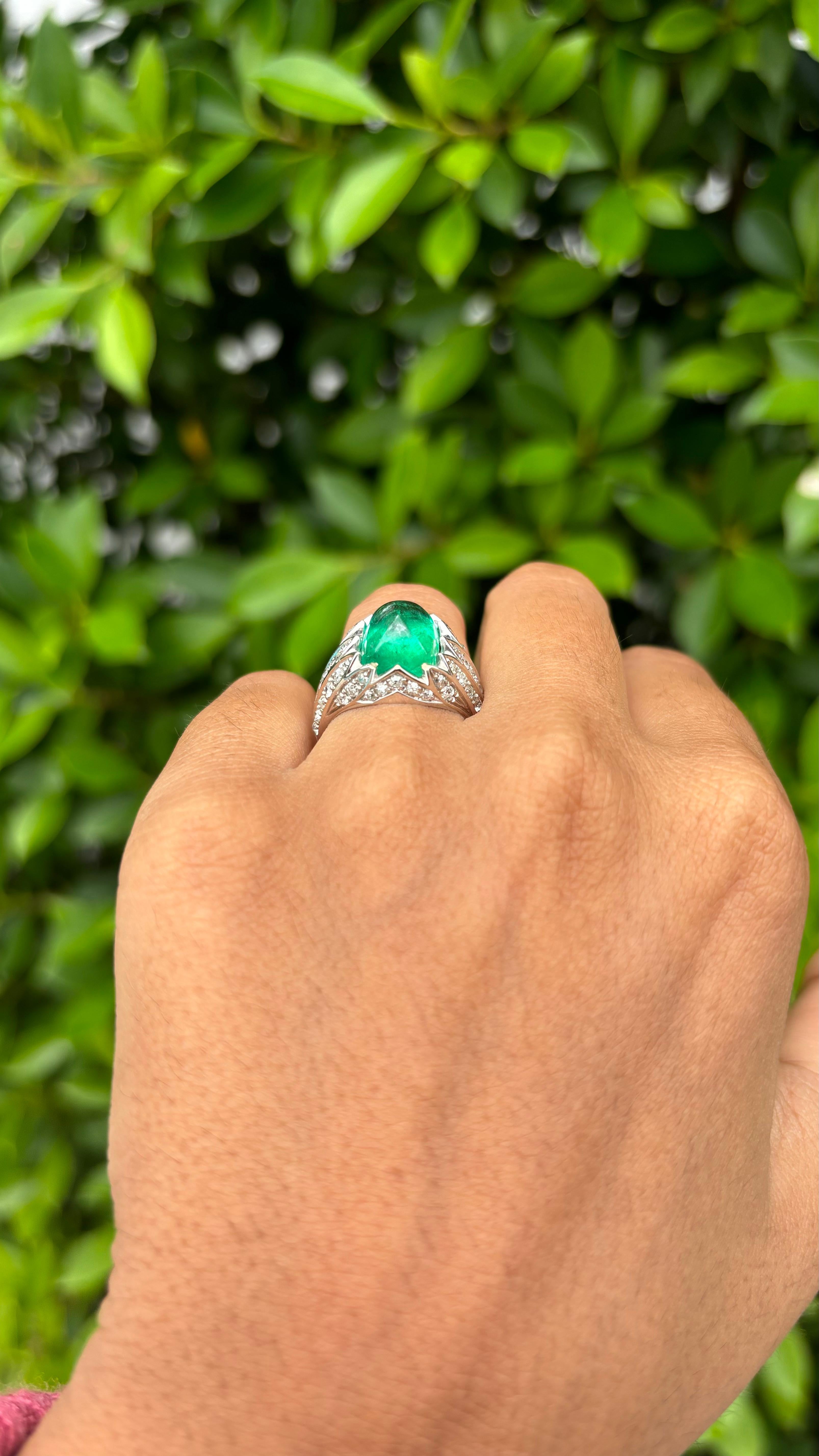 4.72ct Colombian Sugarloaf-cut Emerald & Diamond Ring in 18K White Gold For Sale 5