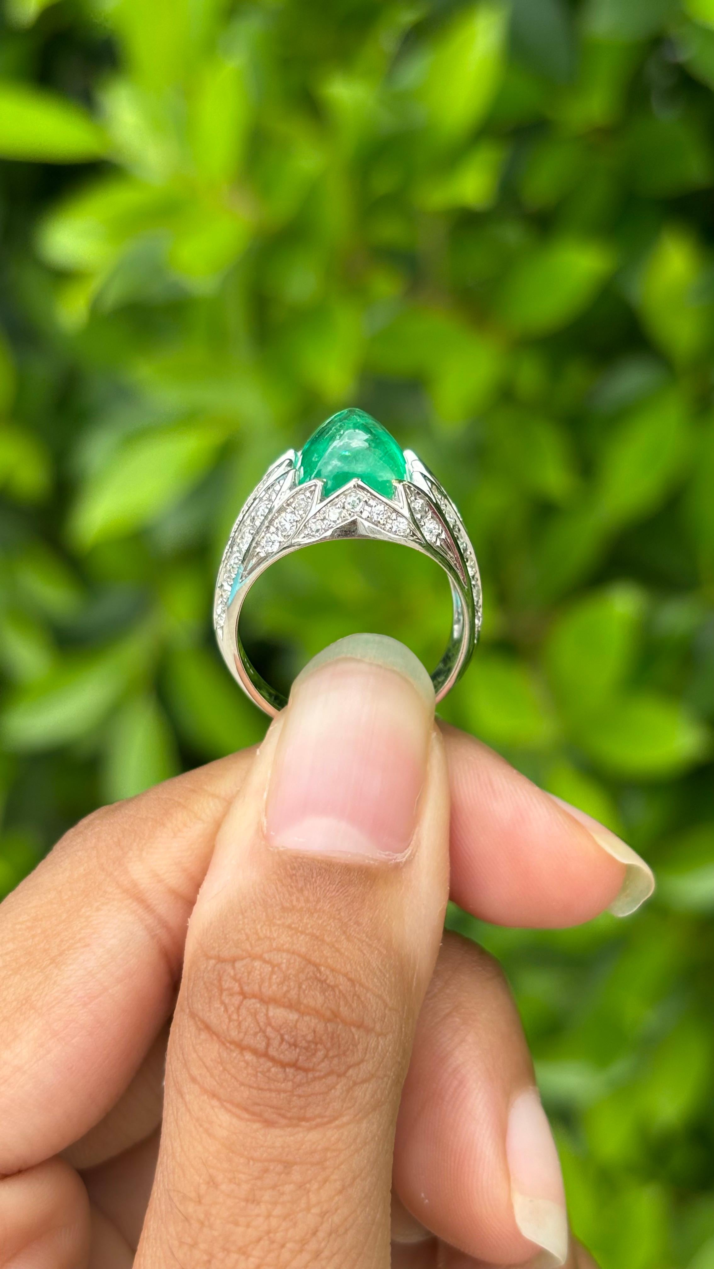 4.72ct Colombian Sugarloaf-cut Emerald & Diamond Ring in 18K White Gold In New Condition For Sale In Bangkok, TH