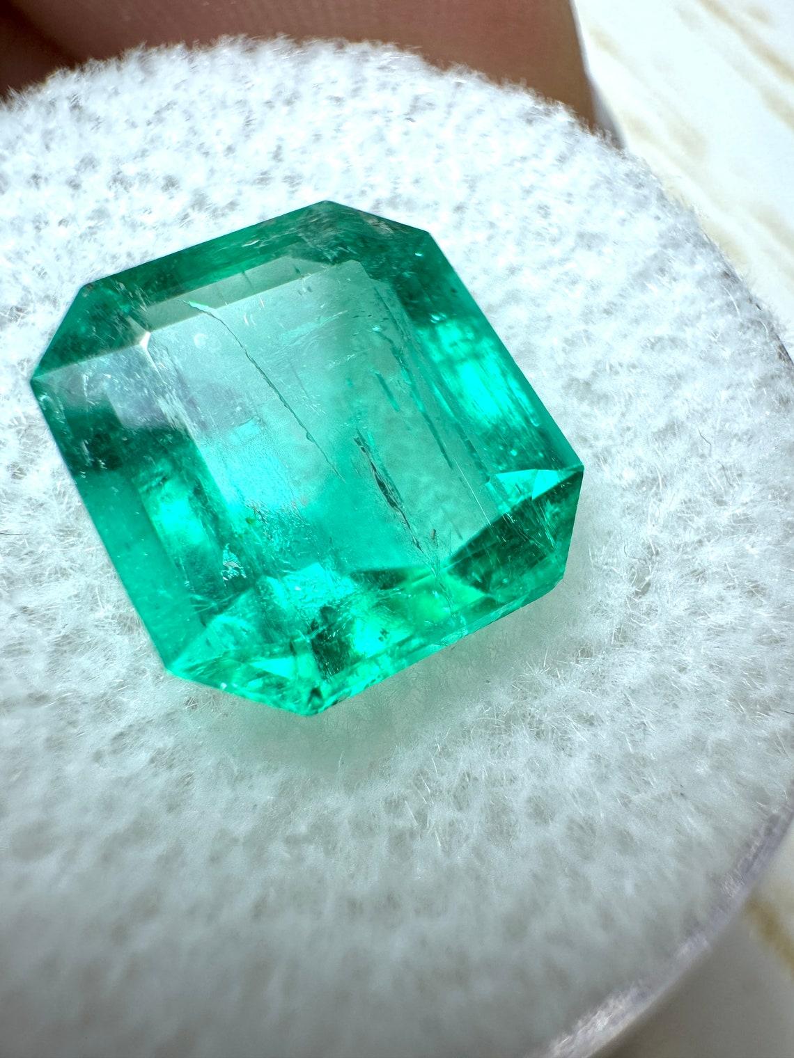 A. Stone: Smeraldo
Peso: 4,72 carati
Forma: Taglio smeraldo
Chiarezza: Trasparente
Lucentezza: Molto buono
Colore: Greene & Greene bluastro
Misure: 11,25 mm x 10,17 mm x 5,73 mm
Origine geografica: Colombia
Trattamento: Naturale, oliatura

Commenti: