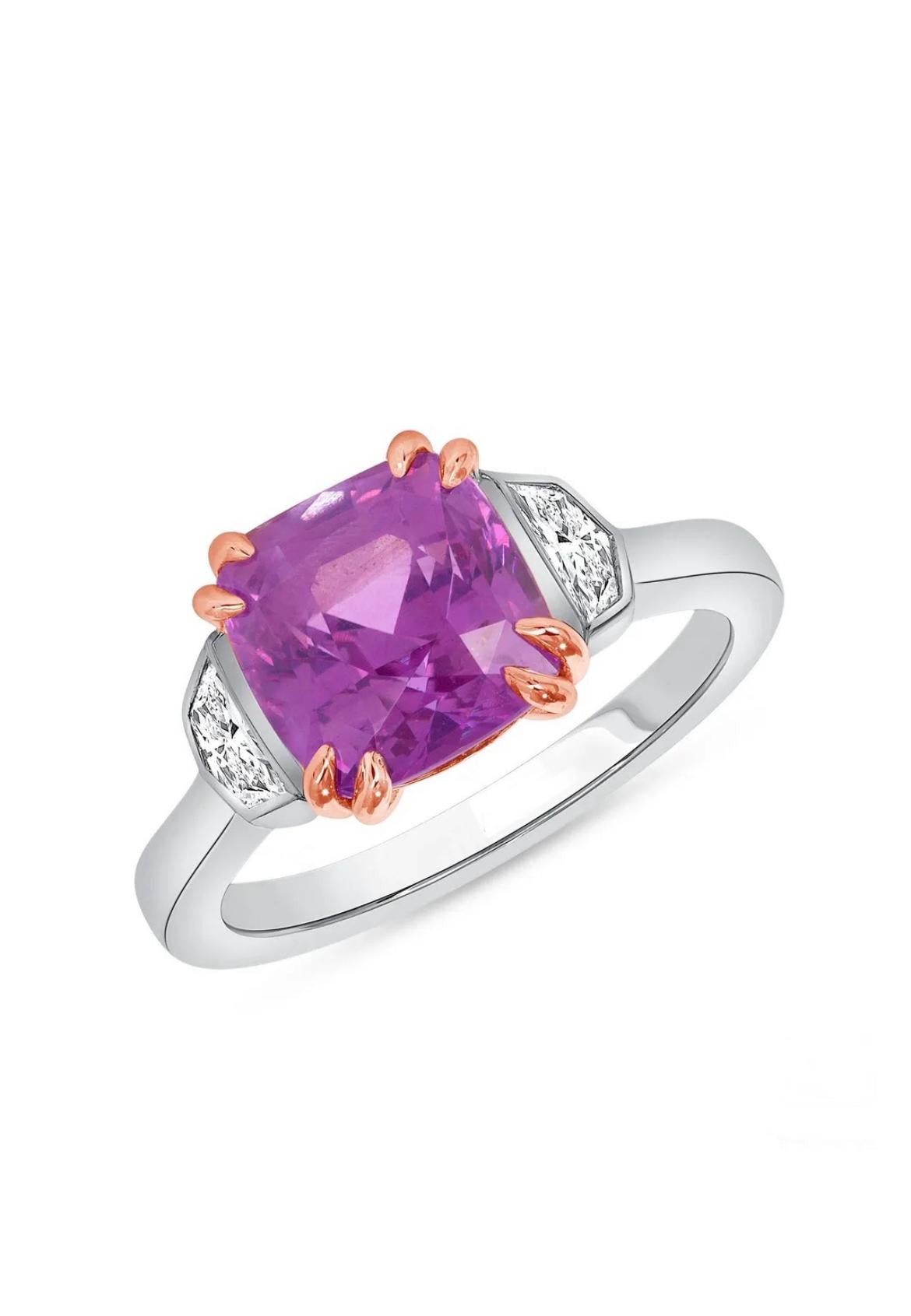 Ein 4,72 ct. großer, unbehandelter Ceylon Pink Sapphire schimmert in einem faszinierenden, satten Rosa, das von zwei Diamanten im Cadillac-Schliff von insgesamt 0,34 ct. eingefangen wird. Das atemberaubende Juwel ist ein wunderschöner