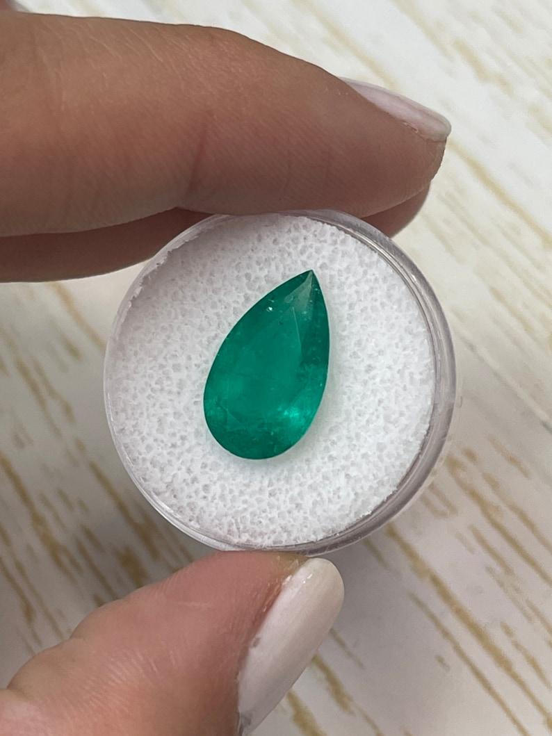 Moderno 4,73 Carati 16x10 Smeraldo colombiano verde intenso - Gemma di maggio con taglio a pera in vendita