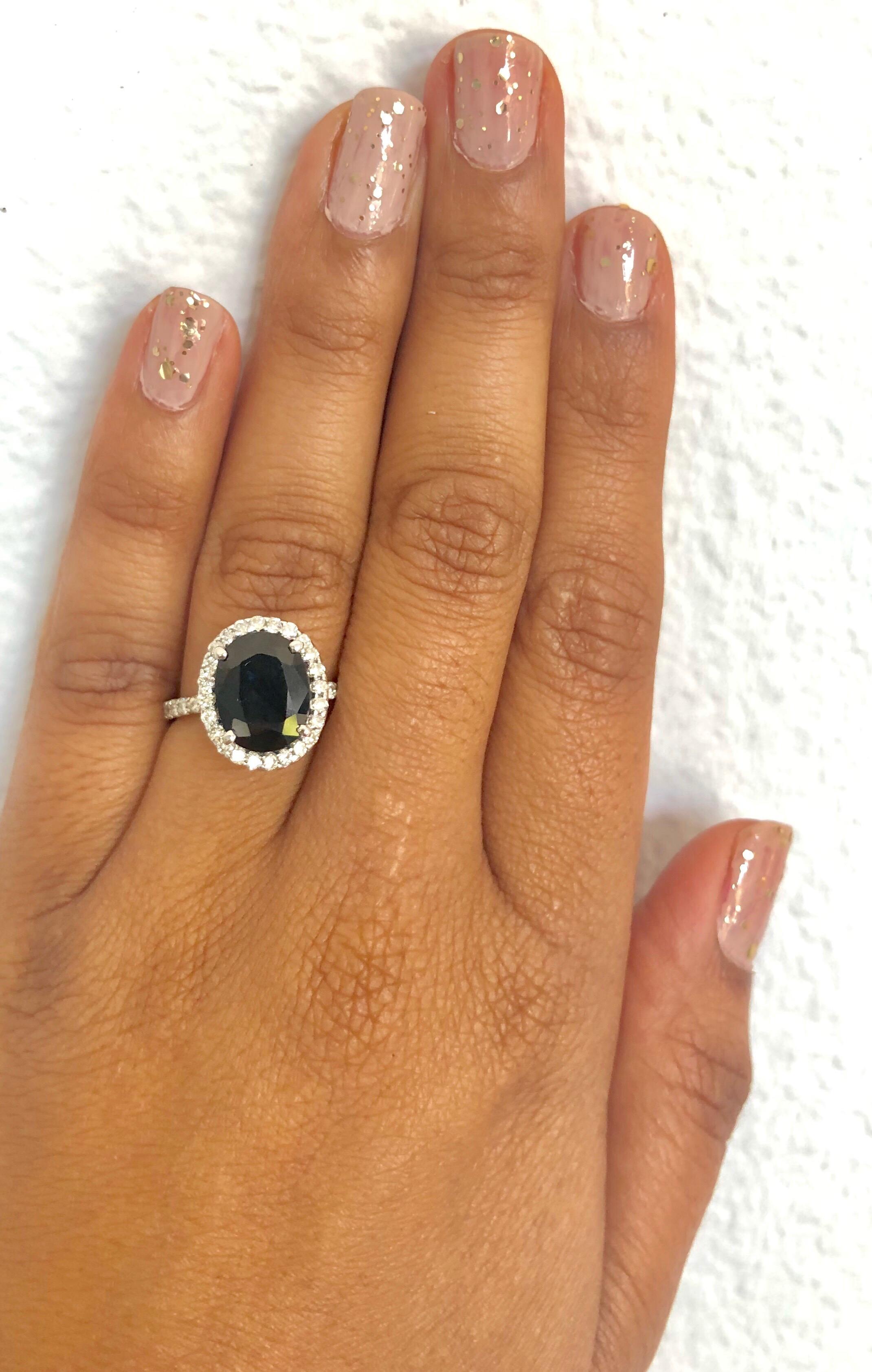 Ring aus 14 Karat Weißgold mit 4,73 Karat blauem Saphir und Diamant im Zustand „Neu“ im Angebot in Los Angeles, CA