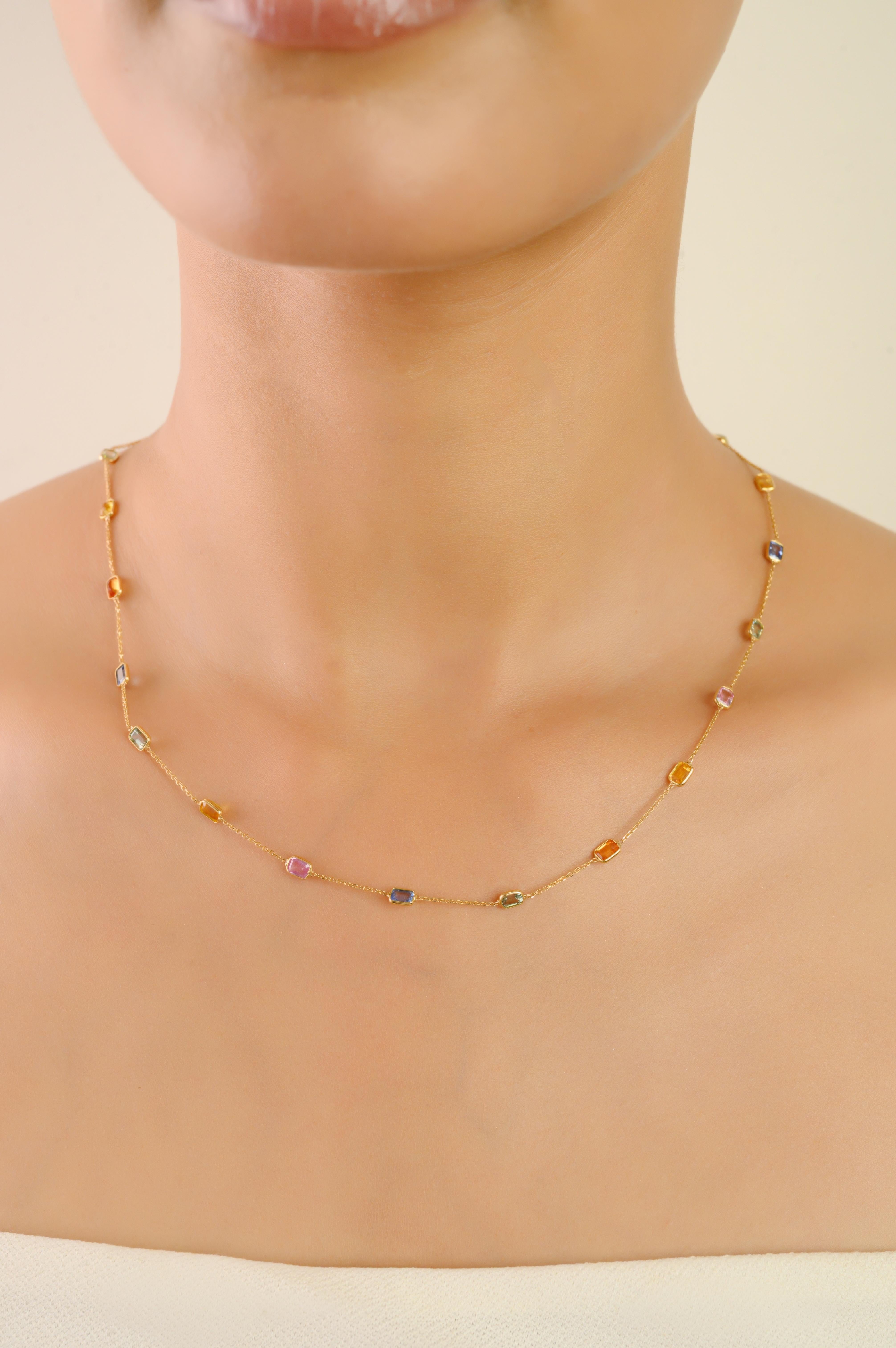 Elegante collana a catena con 17 zaffiri multipli taglio ottagono per un totale di 4,73 carati, incastonati in oro giallo 18 carati. Ogni gemma misura circa 4×3 mm ed è splendidamente incastonata in castoni lisci. La collana misura 18 pollici di