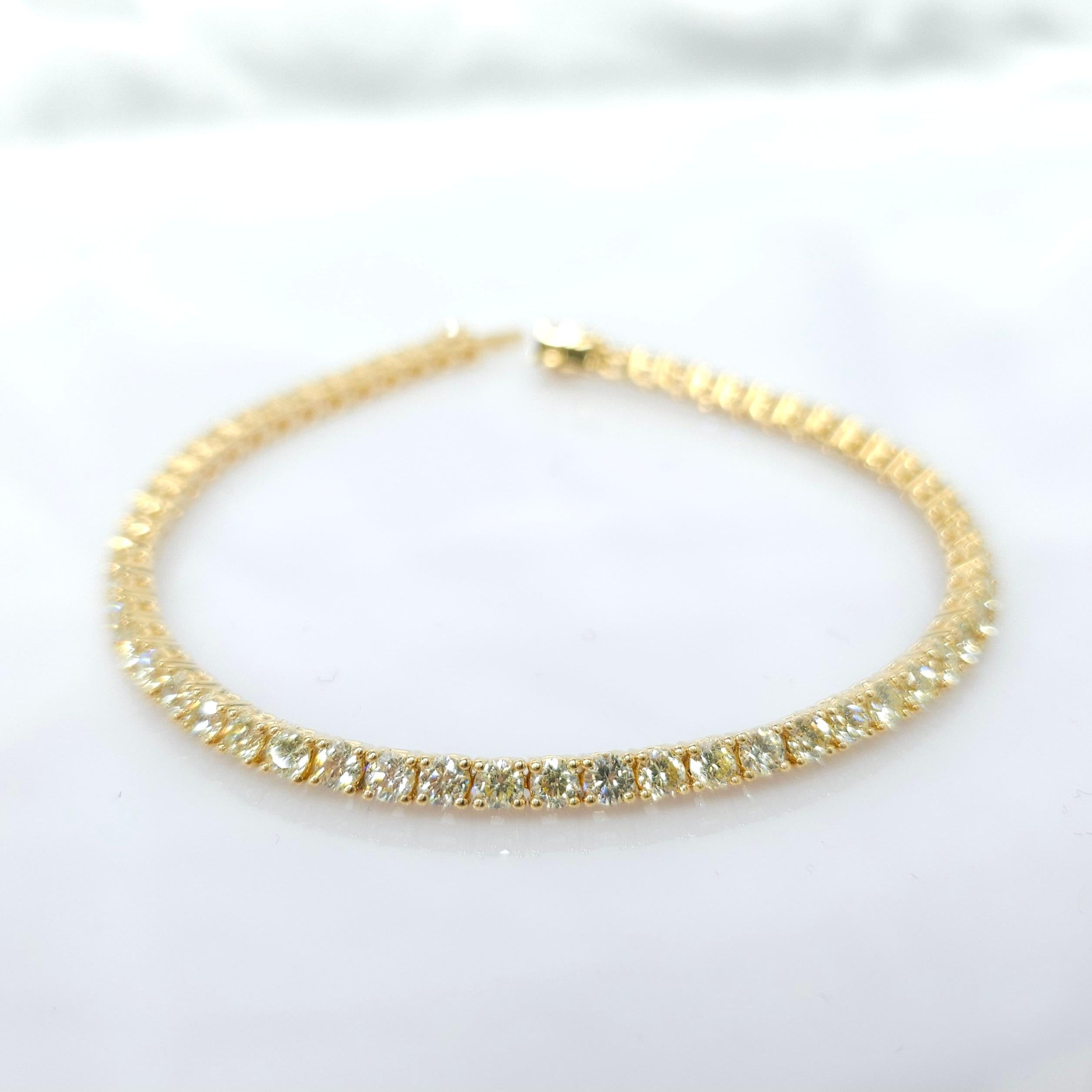 Élevez votre style avec la sophistication intemporelle de ce bracelet de tennis en or jaune 18 carats et diamants ronds totaux de 4,73 carats. Cette pièce exquise respire l'élégance et le luxe, ce qui en fait un ajout polyvalent et éblouissant à