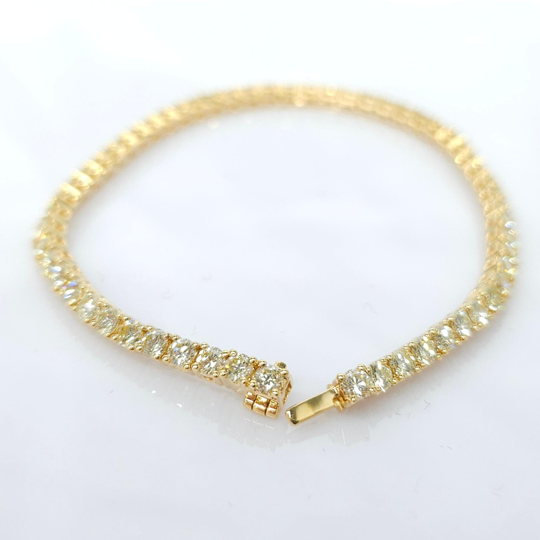 Modern 4.73 Carat Round Diamond Tennis Bracelet in 18K Yellow Gold For Sale