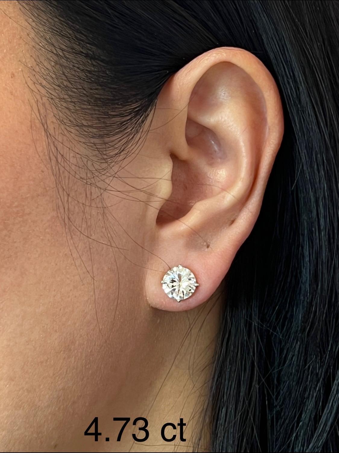 Ces magnifiques clous d'oreilles en diamant de 4,73 ct sont de couleur K/L et de pureté SI1/SI2.