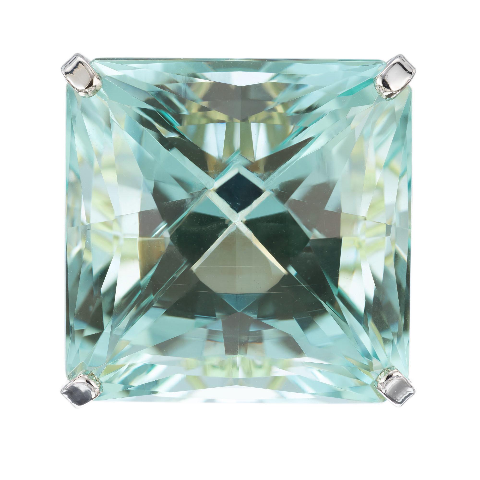 Aqua und Diamant-Cocktailring. 47.33cts quadratischen facettierten Aquamarin grünlich blauen Mittelstein in einem JB Star 18k Gelbgold und Platin Einstellung mit runden und Baguette geschnitten Akzent Diamanten gesetzt. Das Aqua hat eine große