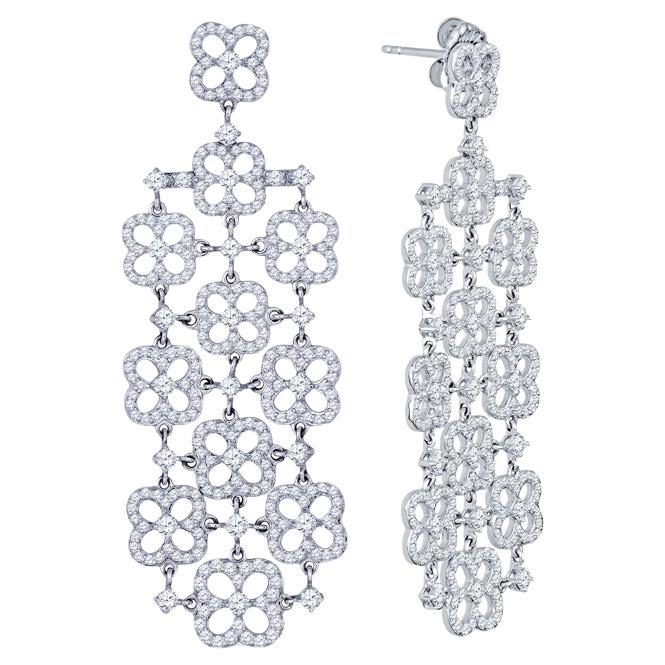 Boucles d'oreilles chandelier en forme de trèfle en or blanc 18 carats et diamants ronds naturels de 4,73 carats en vente