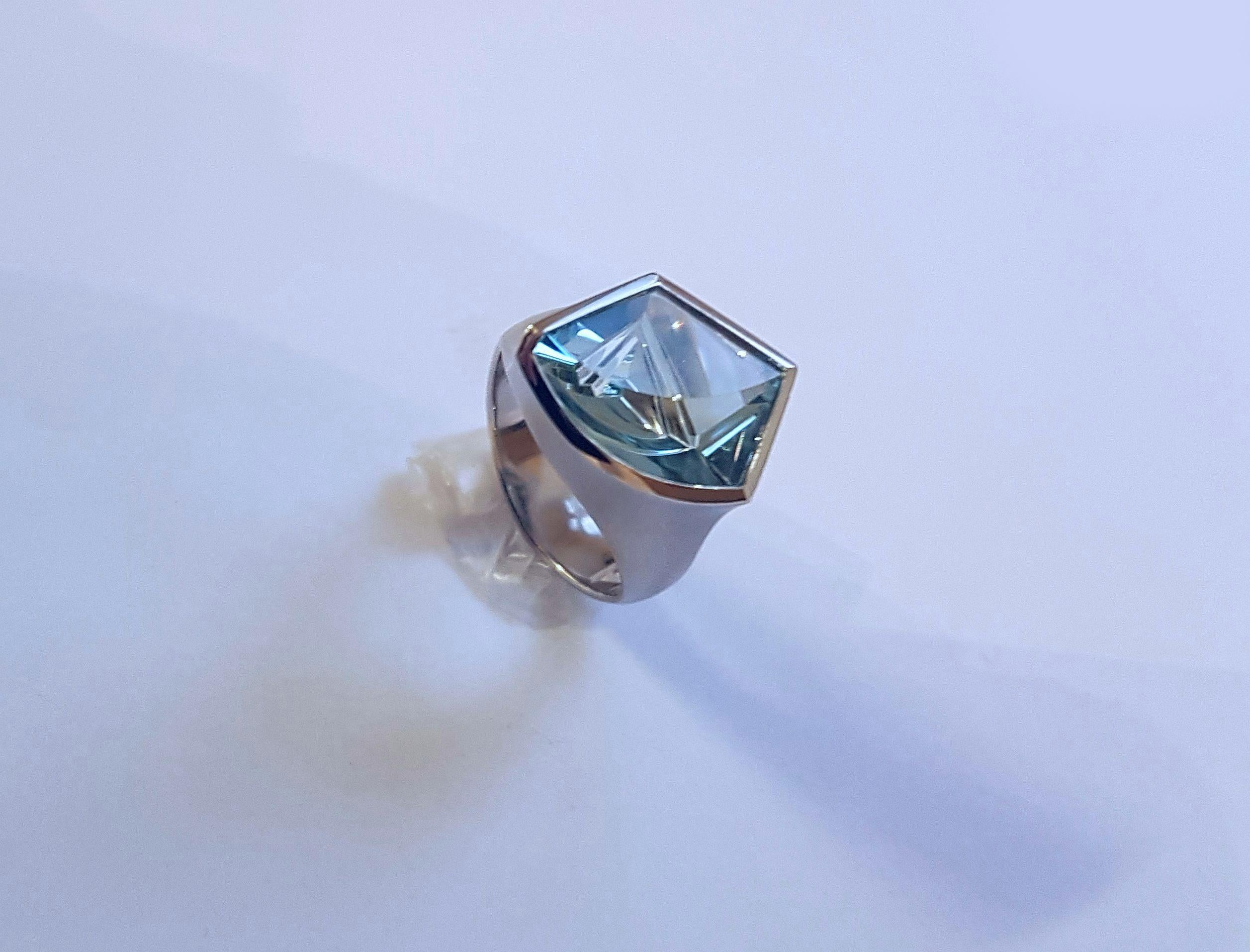 The radiant and vivid blue 4,74 carat aquamarine expertly cut by Atelier Munsteiner, set in precious platinum will set your heart aflutter. 
This beautiful ring can be worn to any occasion, be it formal or casual – go for it!
About the