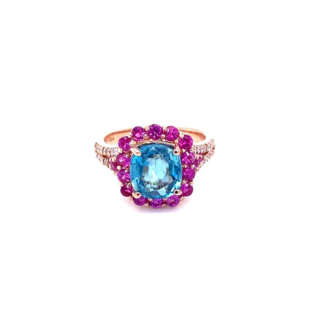 4,74 Karat Blauer Zirkon Rosa Saphir und Diamant 14K Rose Gold Verlobungsring
Dieser schöne Ring kann eine tolle Alternative zu einem Verlobungsring sein!  
In der Mitte des Rings befindet sich ein blauer Zirkon von 3,47 Karat. Ein Blauer Zirkon ist