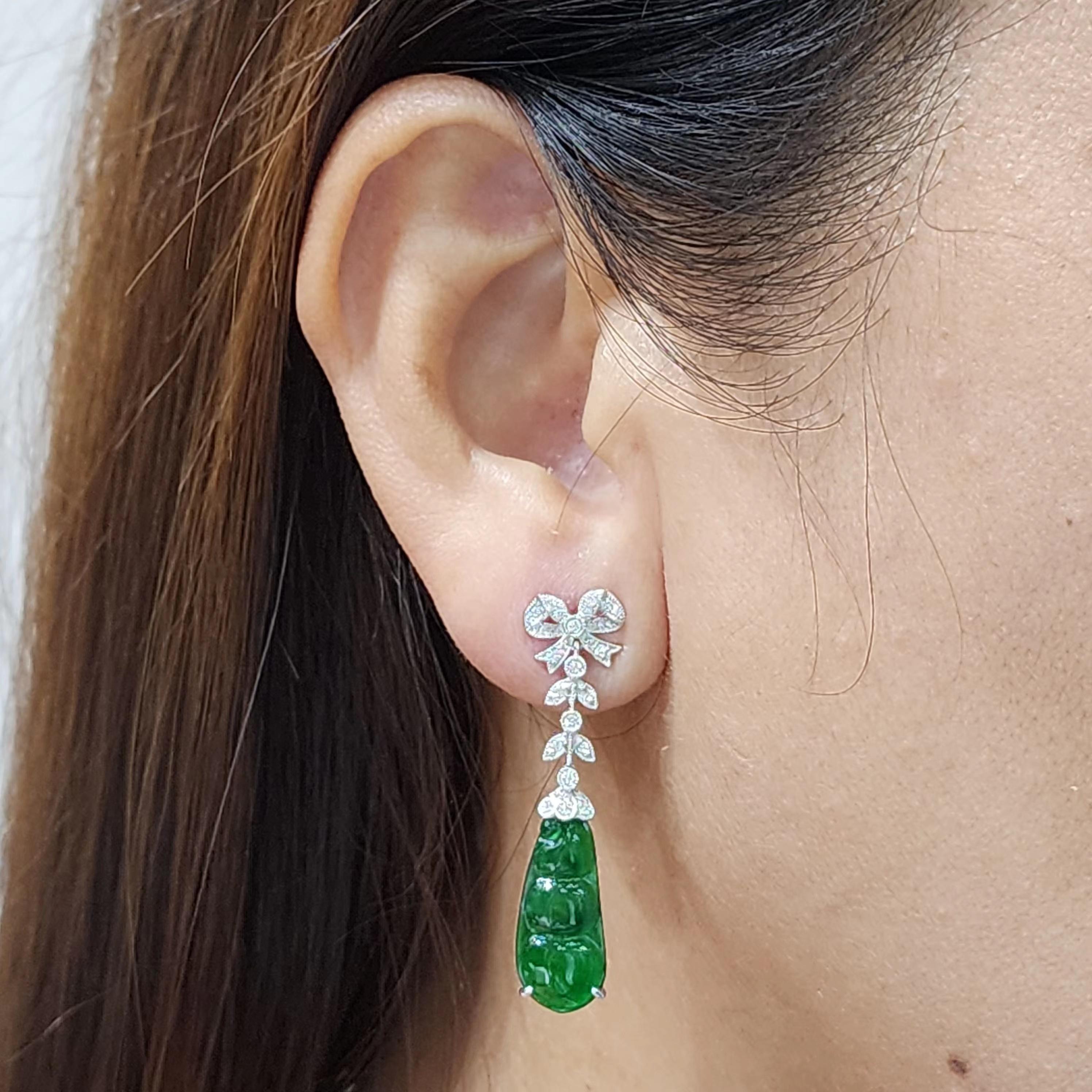 Art Déco Orecchino a goccia di giada e diamanti da 4,74 carati in platino e oro 18 carati in vendita