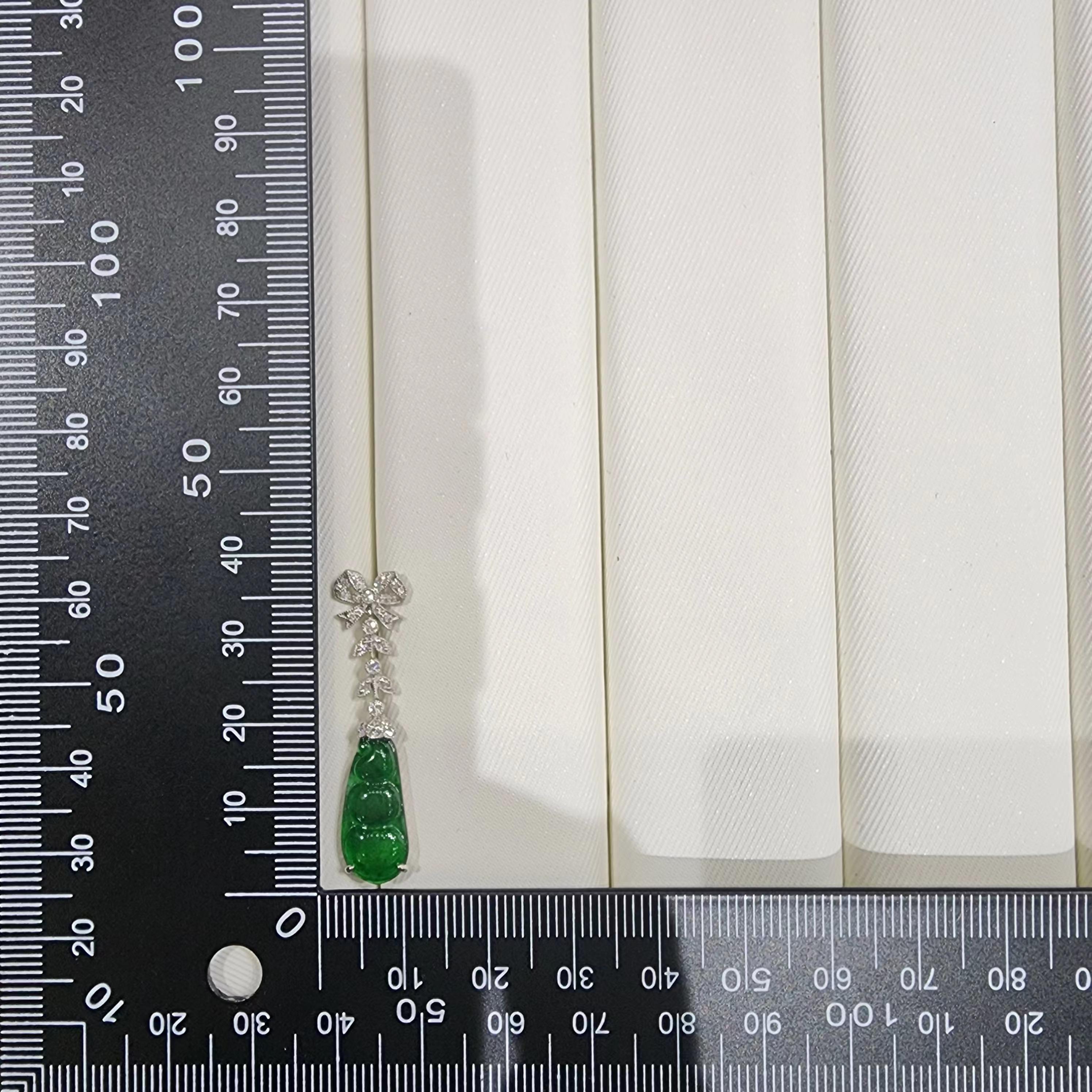 Taglio rotondo Orecchino a goccia di giada e diamanti da 4,74 carati in platino e oro 18 carati in vendita