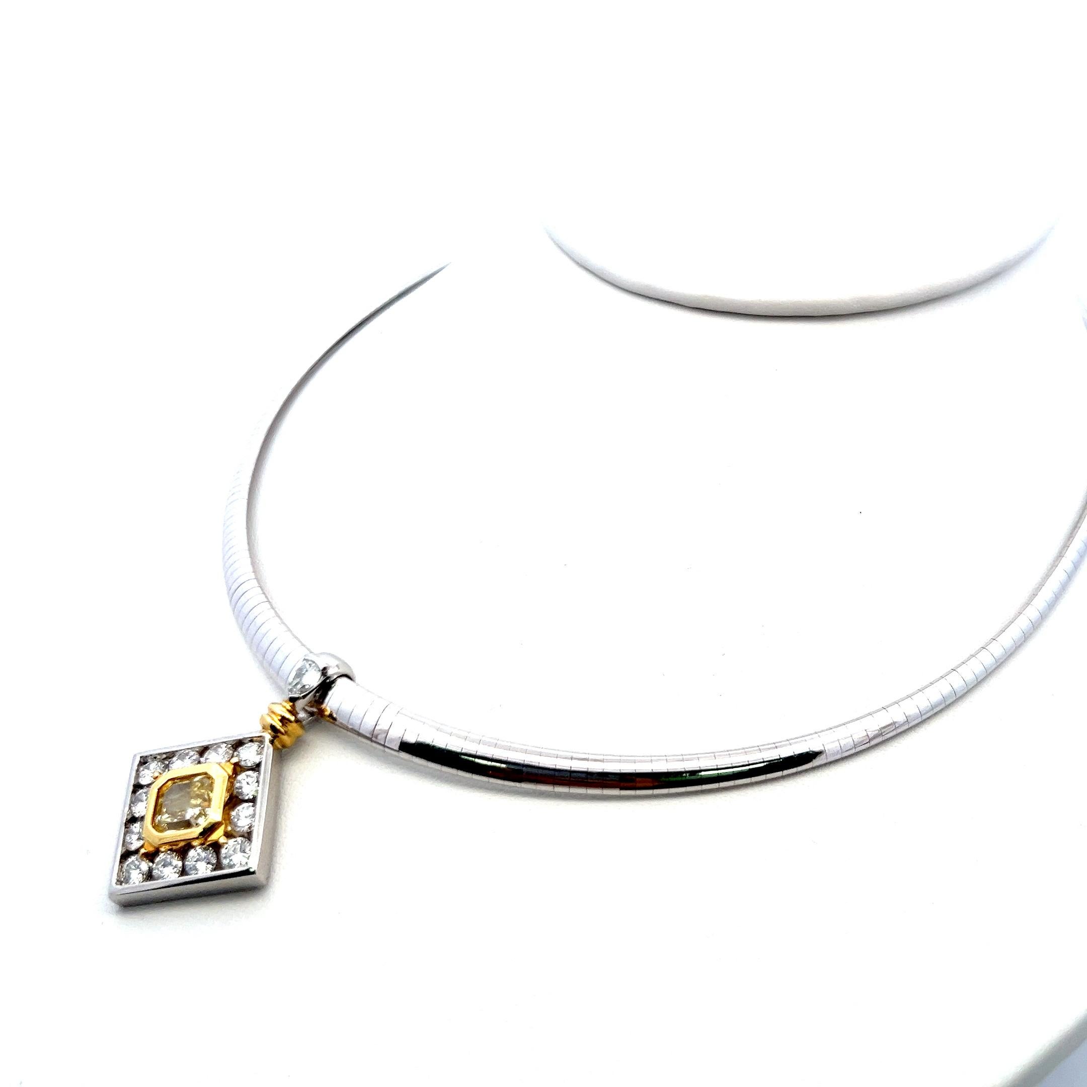 Taglio radiant Collana con ciondolo in oro 14K con diamante giallo rotondo a taglio radiante da 4,74 carati Fi in vendita