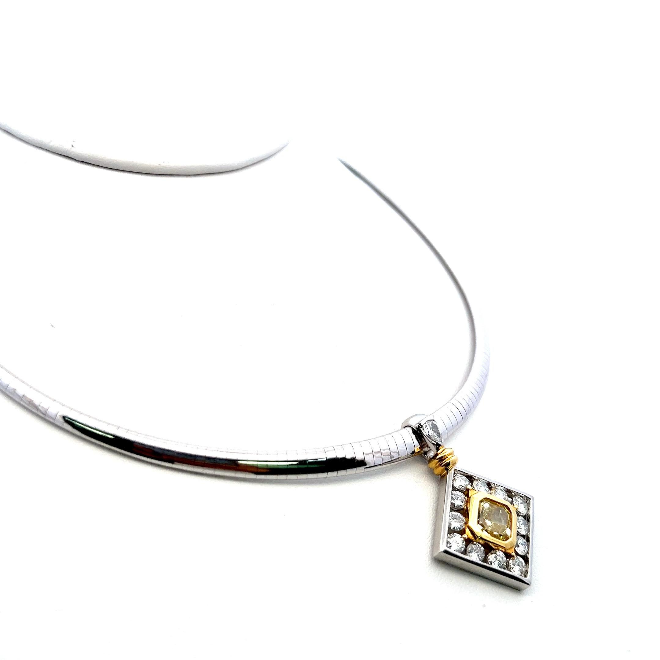 Collana con ciondolo in oro 14K con diamante giallo rotondo a taglio radiante da 4,74 carati Fi In condizioni buone in vendita a New York, NY