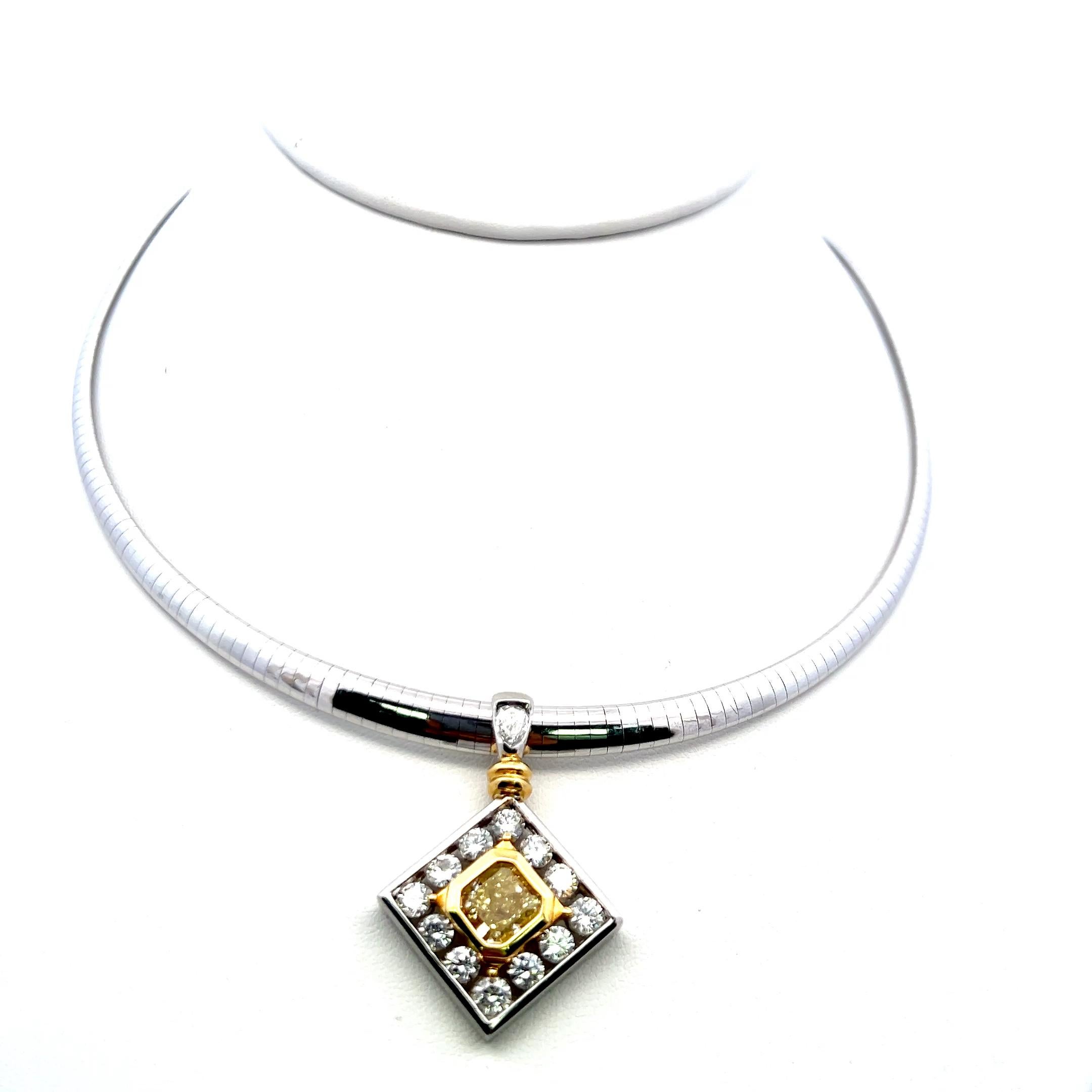 Donna Collana con ciondolo in oro 14K con diamante giallo rotondo a taglio radiante da 4,74 carati Fi in vendita